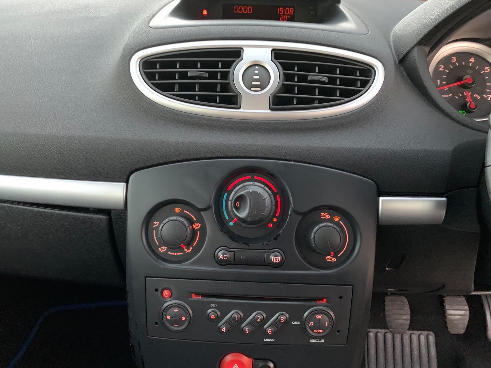 Renault Clio - Image 27