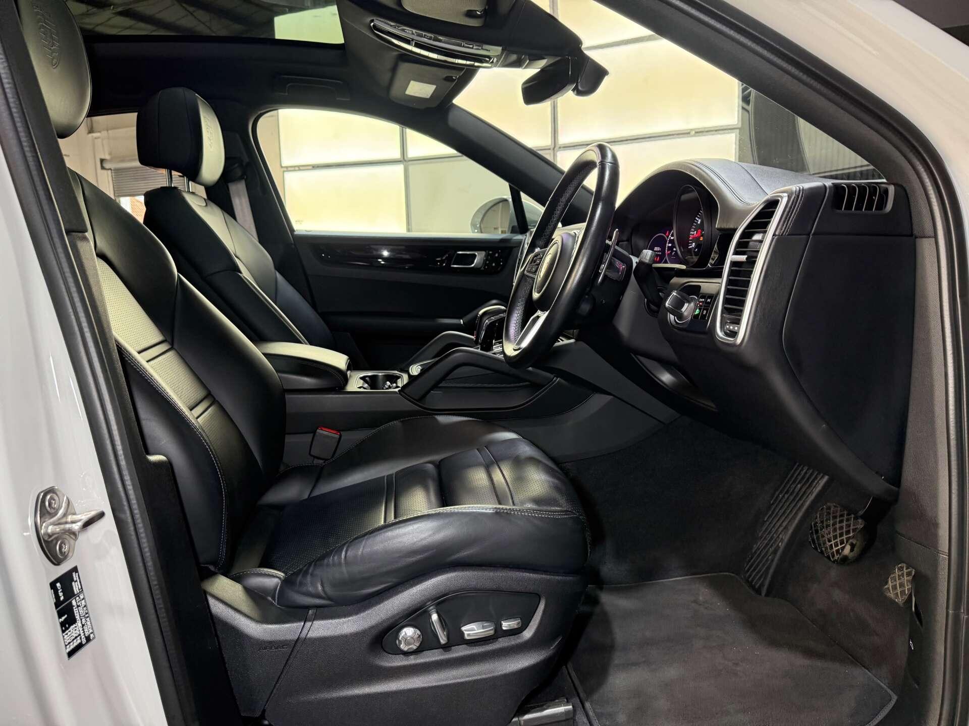 Porsche Cayenne view 26