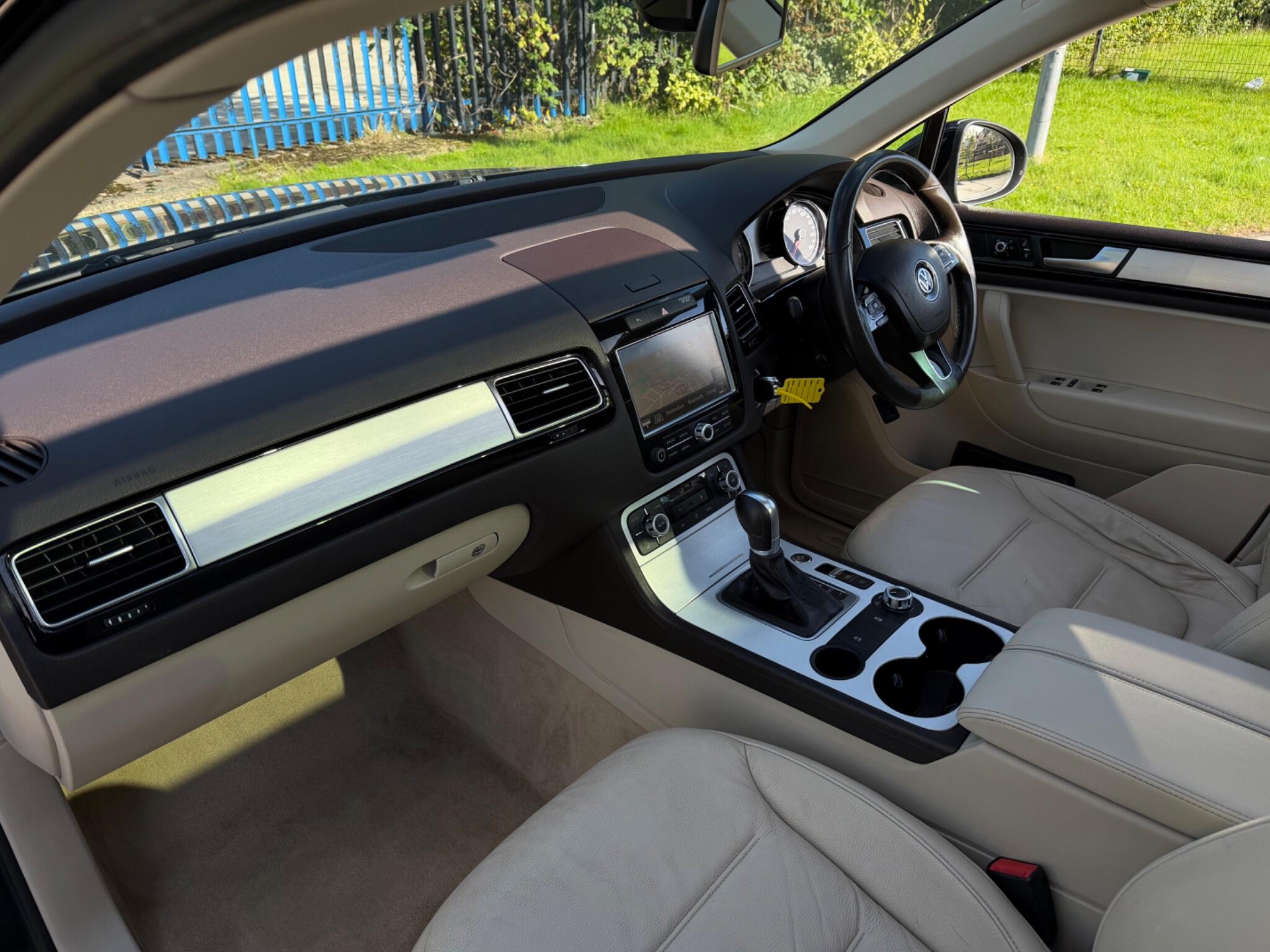 Volkswagen Touareg view 11