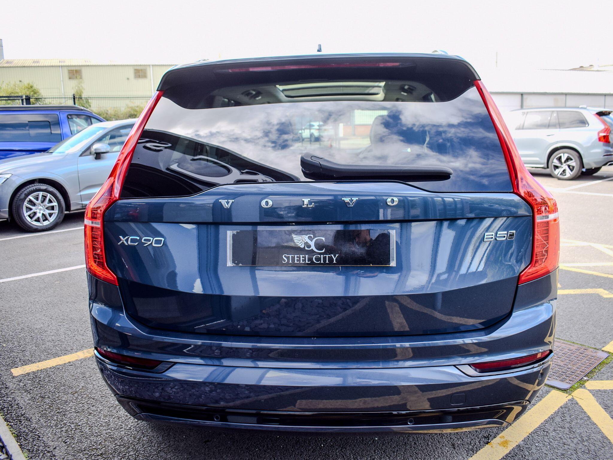 Volvo XC90 view 6