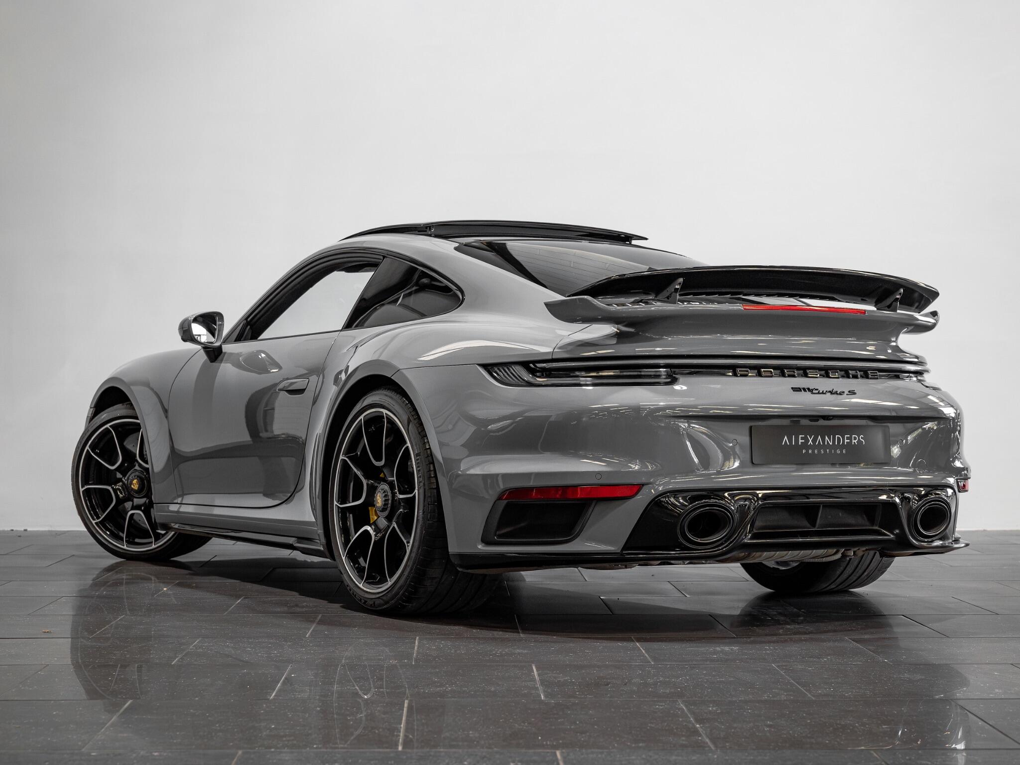 Porsche 911 view 7