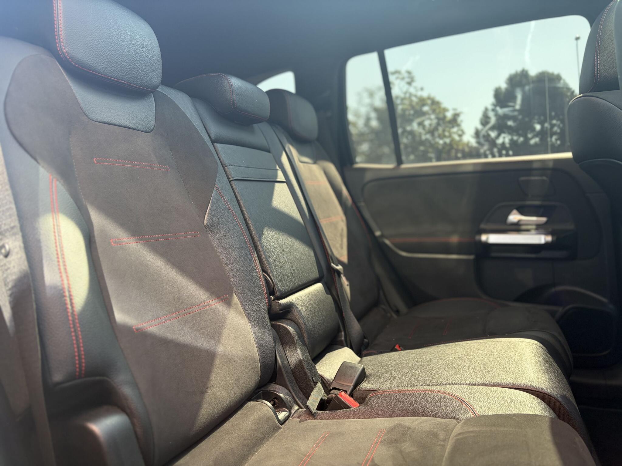 Mercedes-Benz GLB view 24