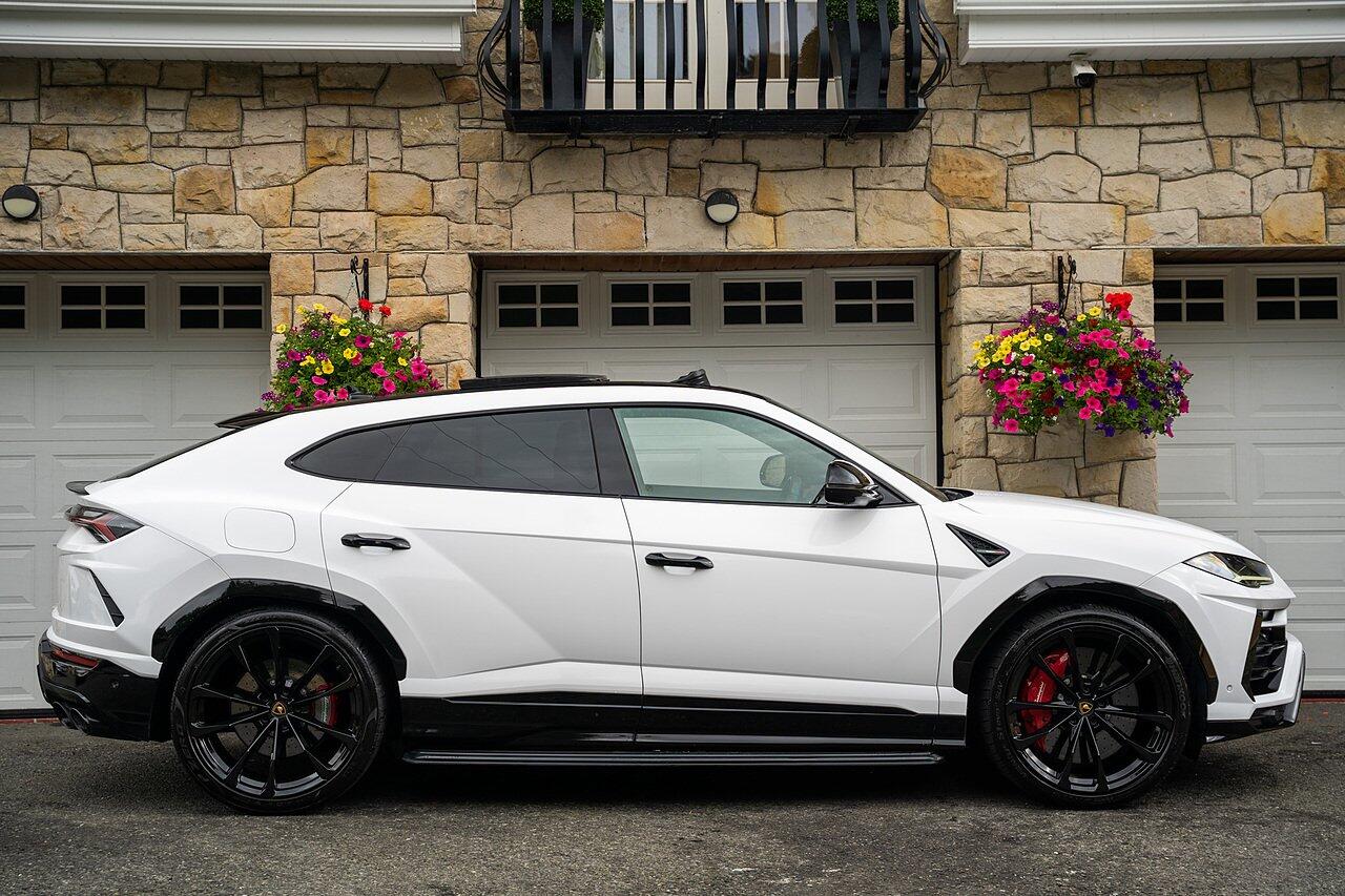 Lamborghini Urus view 108