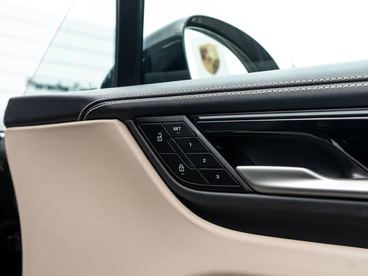Porsche Macan view 22