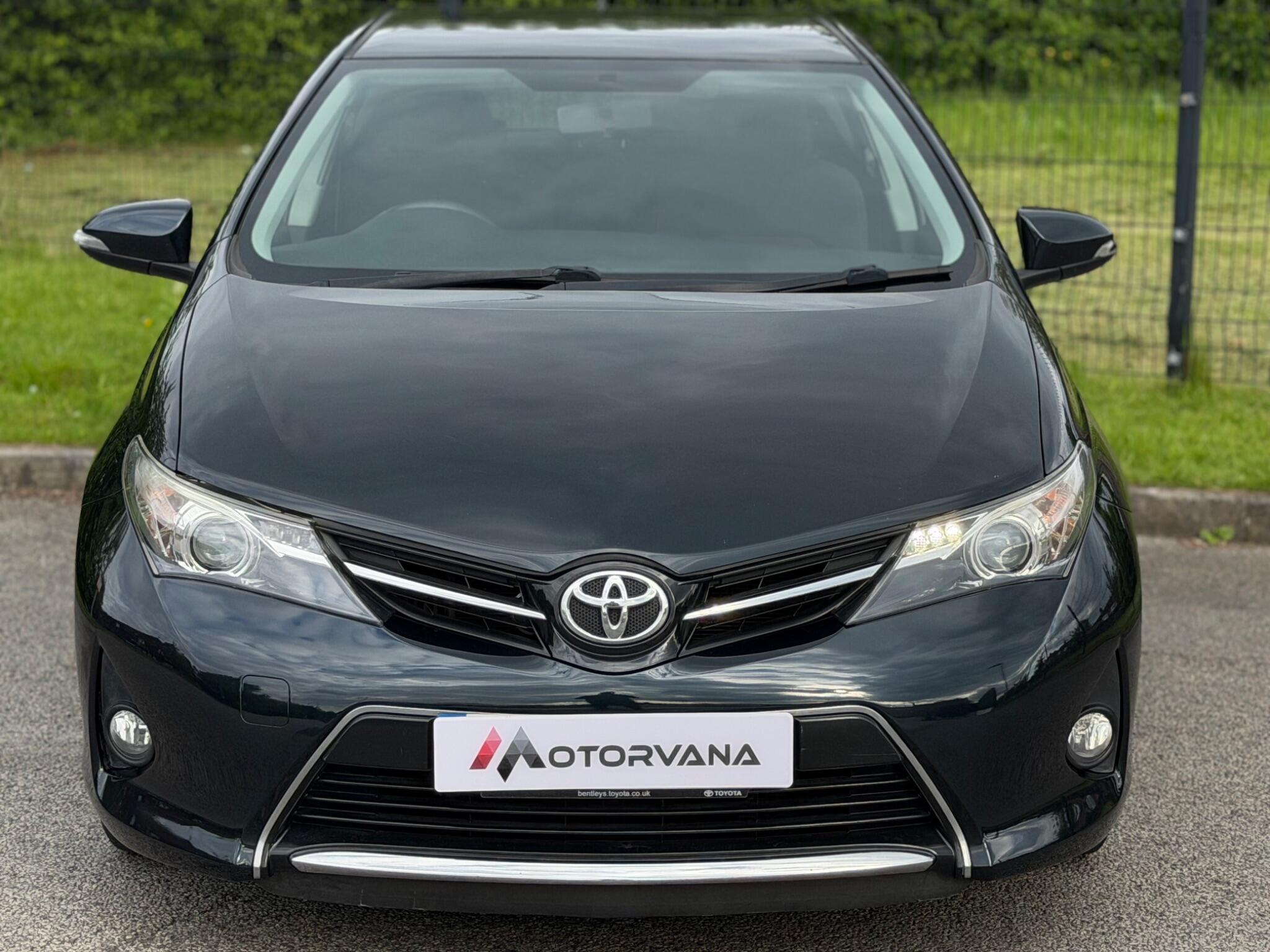 Toyota Auris view 3