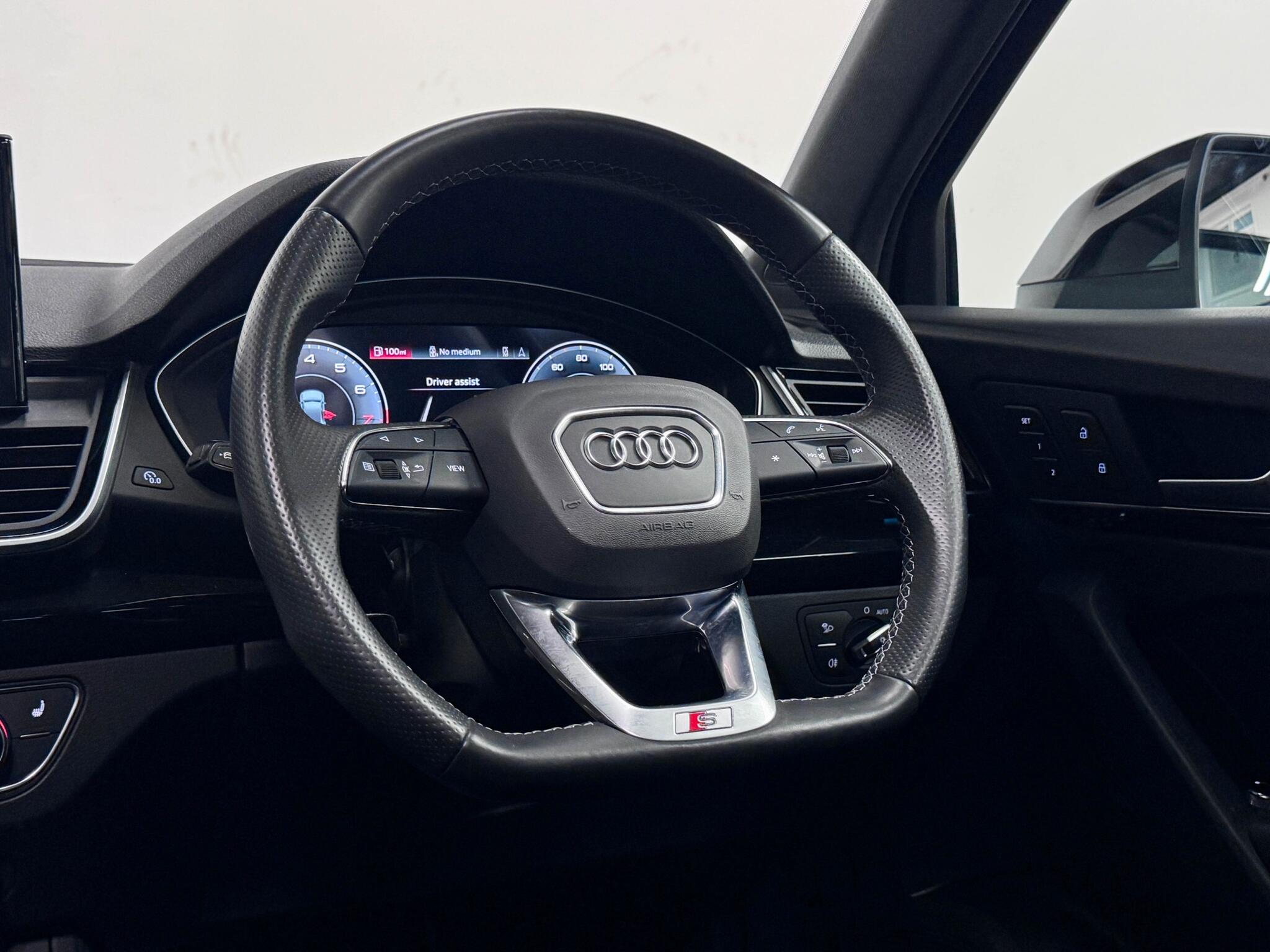 Audi Q5 view 14