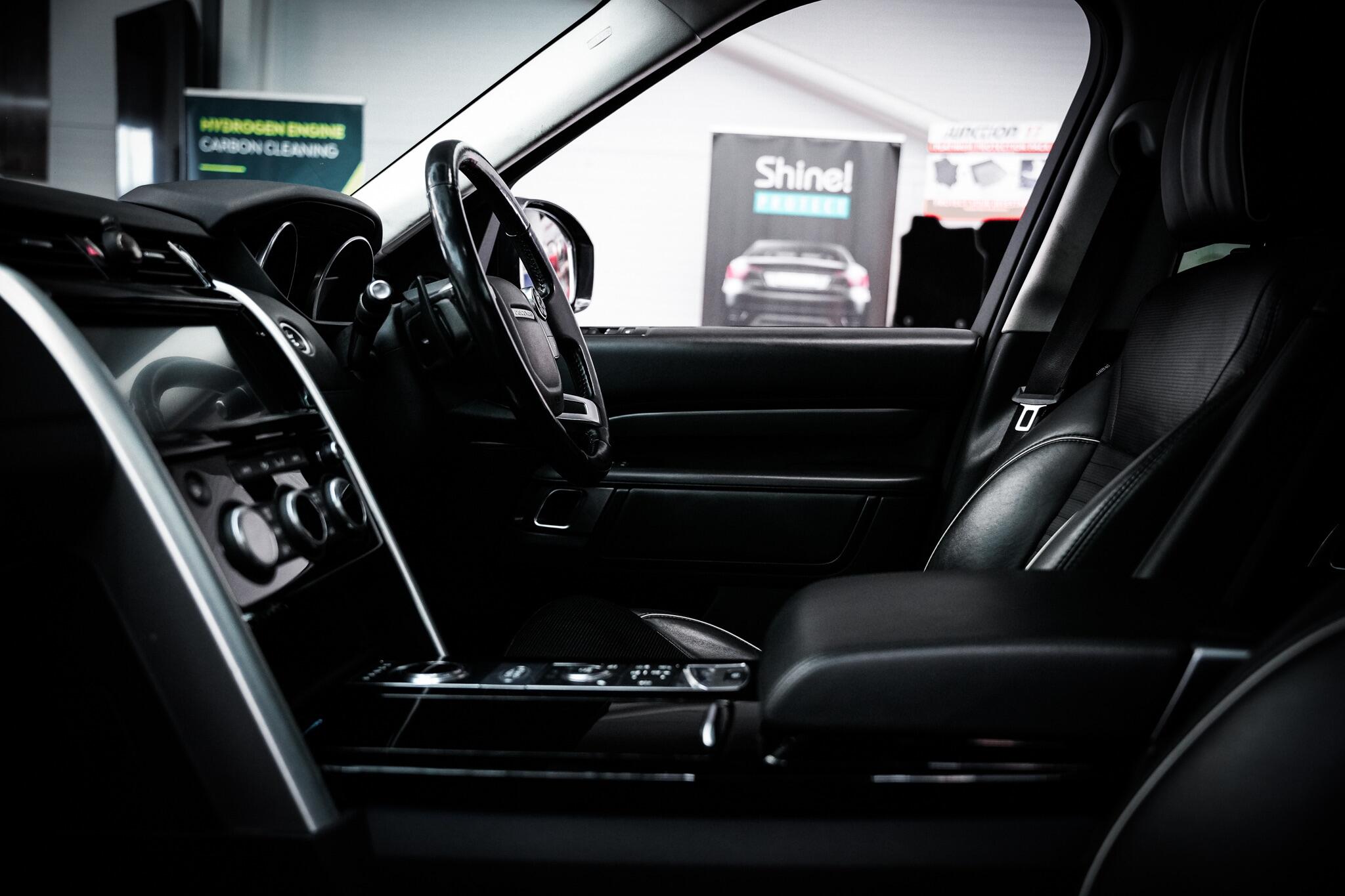 Land Rover Discovery view 3