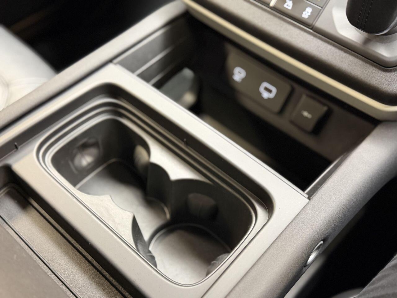 Land Rover Defender 110 view 40