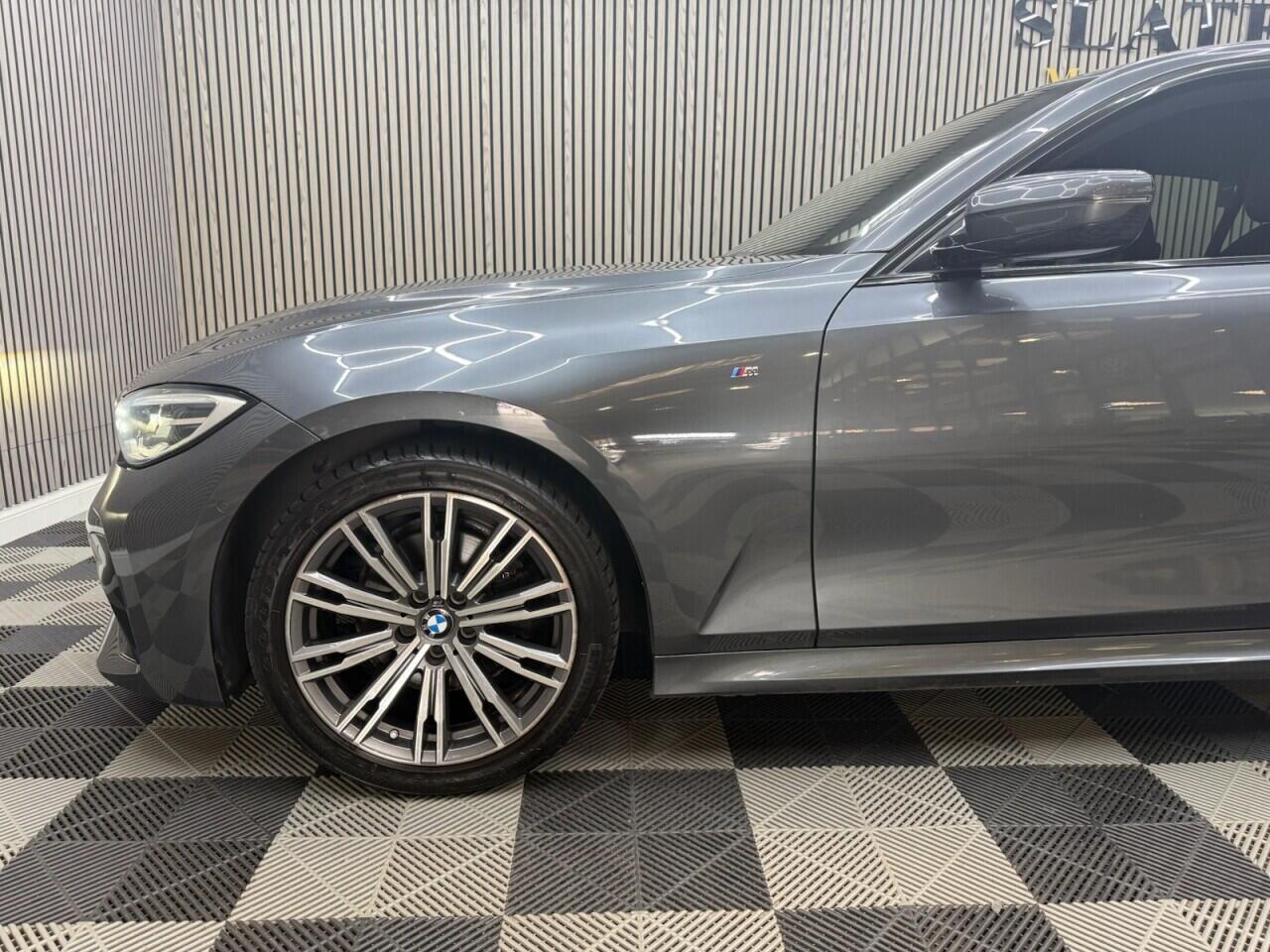 BMW 3 Series view 23