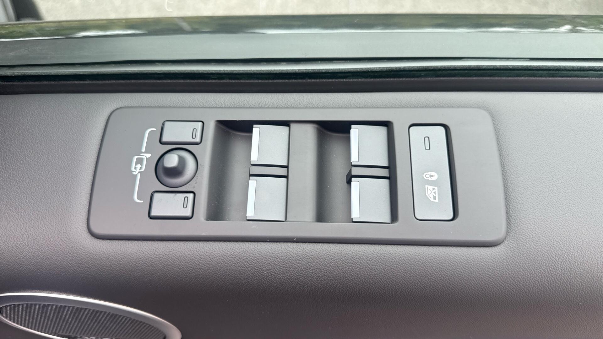 Land Rover Discovery view 31