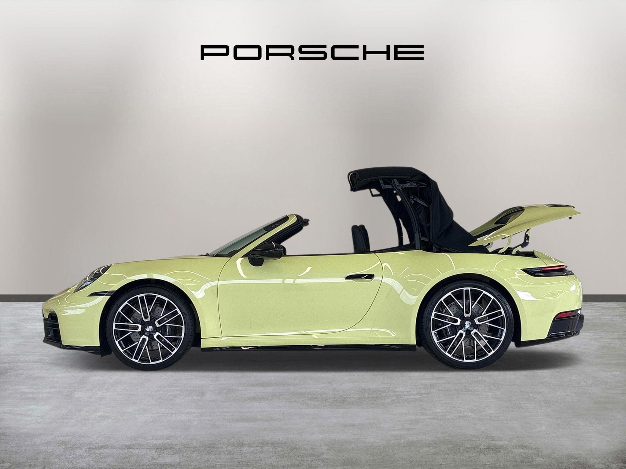 Porsche 911 view 7