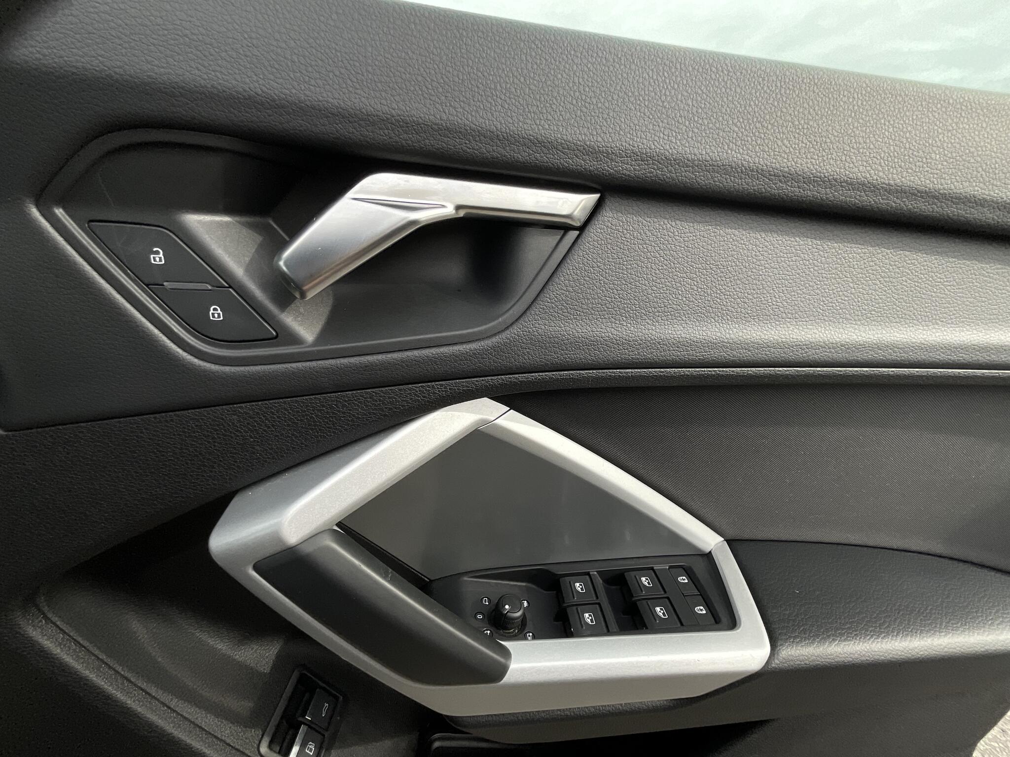 Audi Q3 view 30