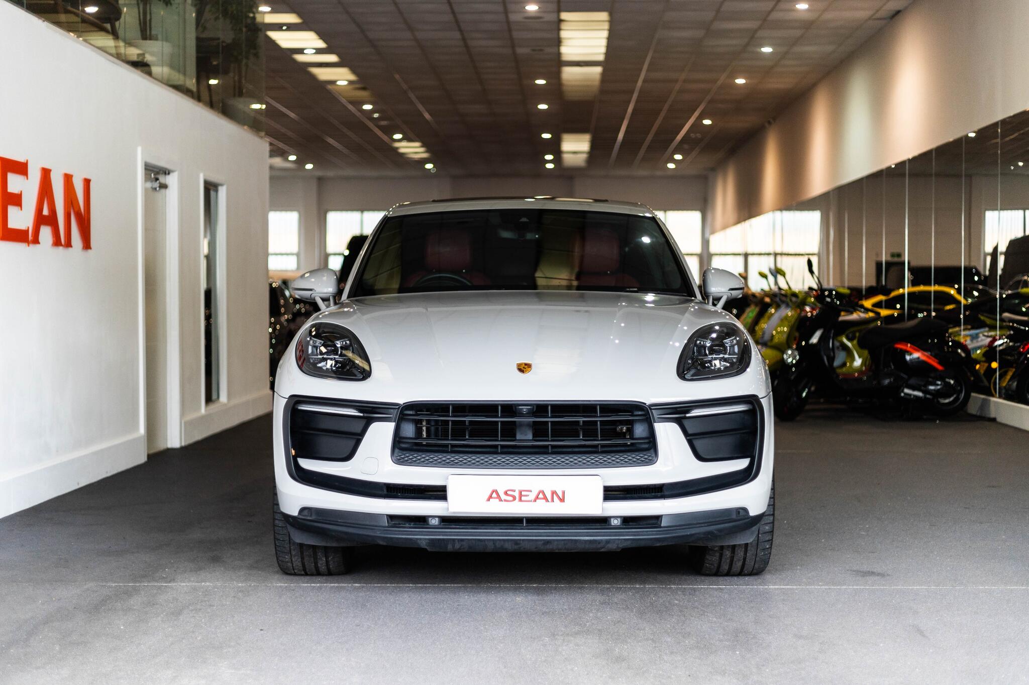 Porsche Macan view 3