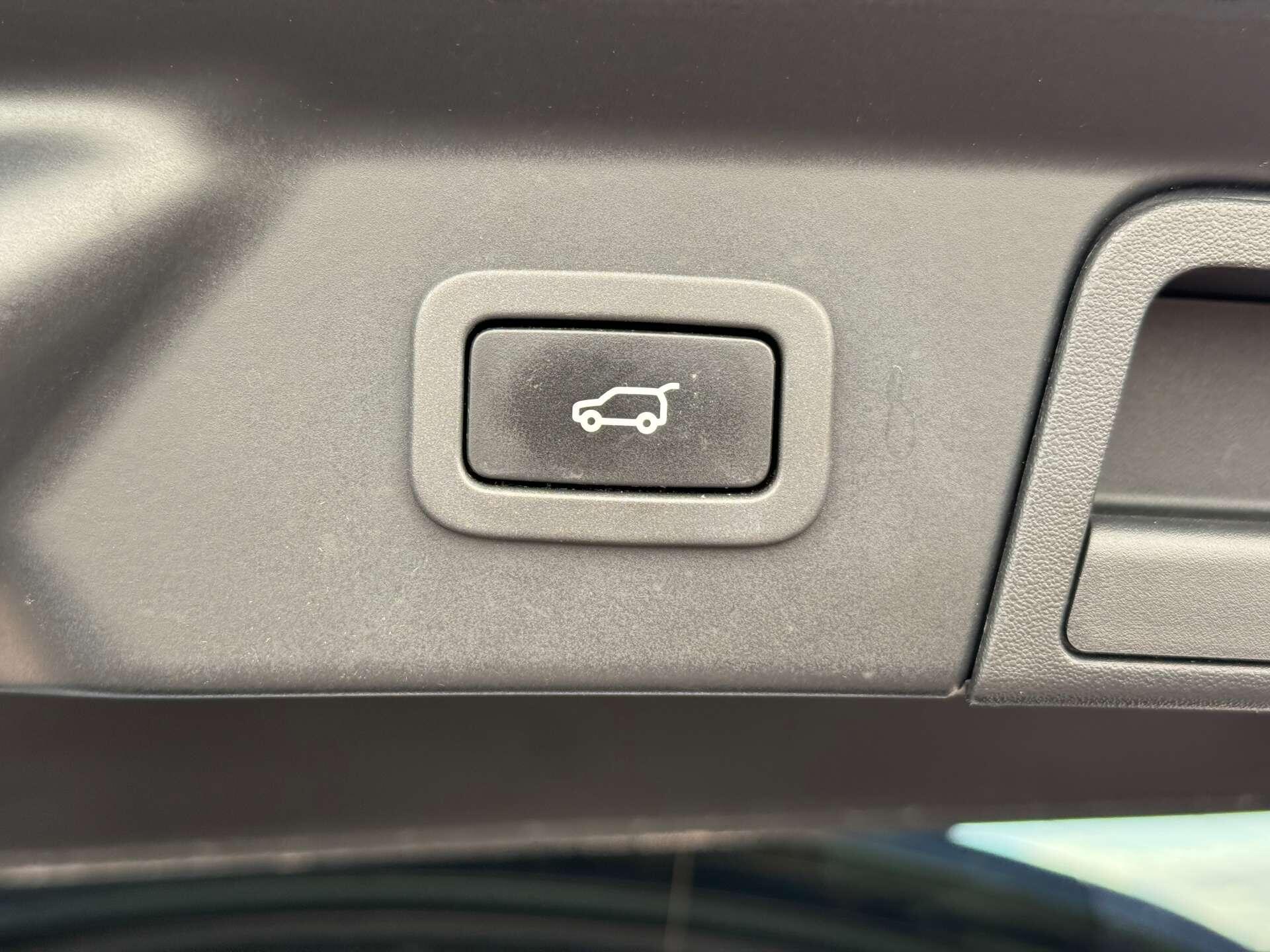 Land Rover Range Rover Velar view 35