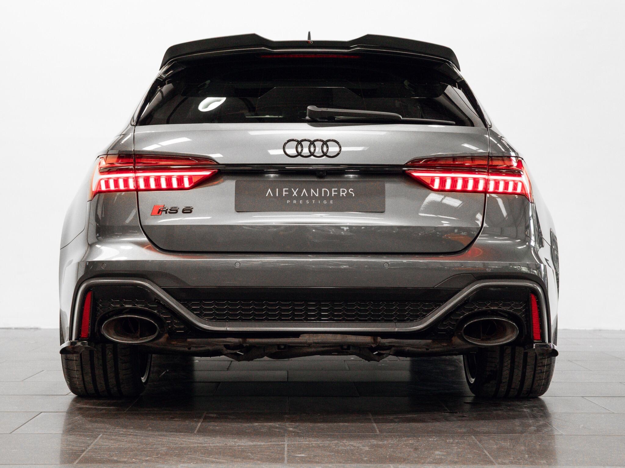 Audi RS6 Avant view 11