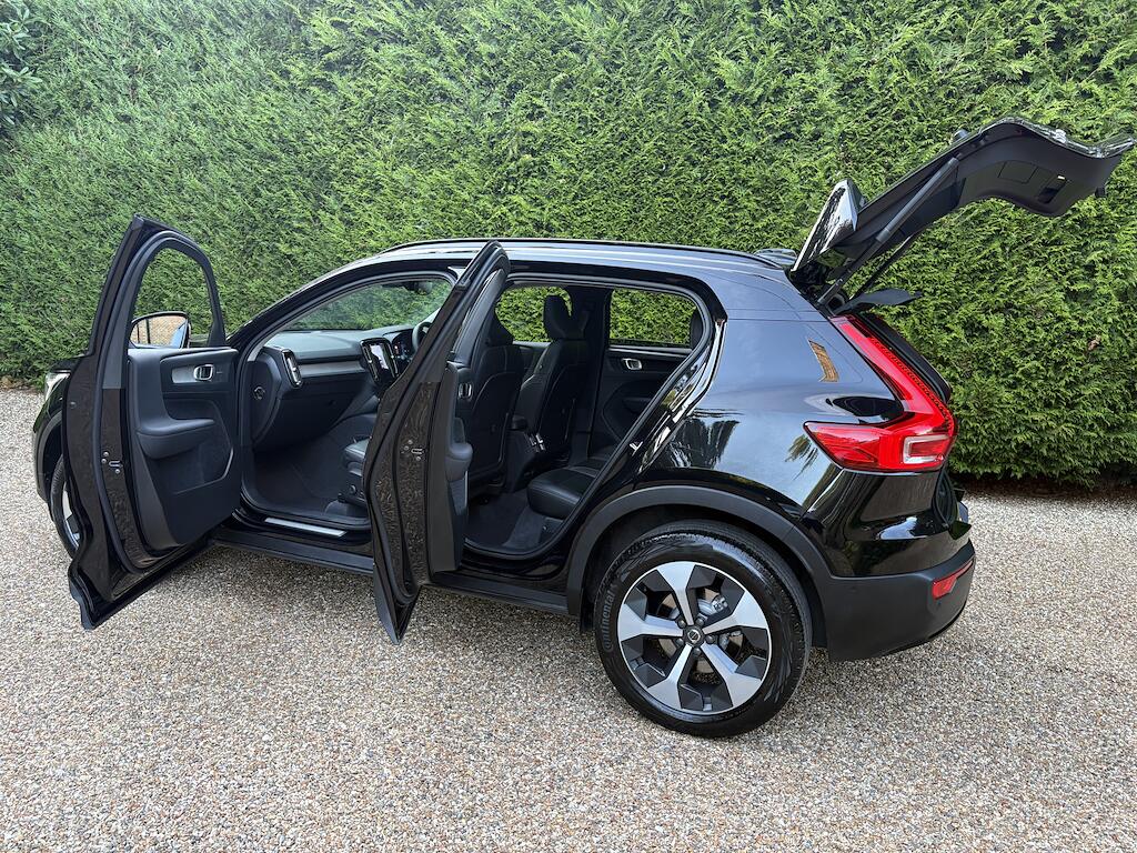 Volvo XC40 view 45