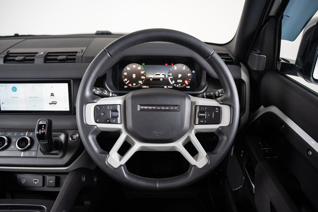 Land Rover Defender 90 view 21