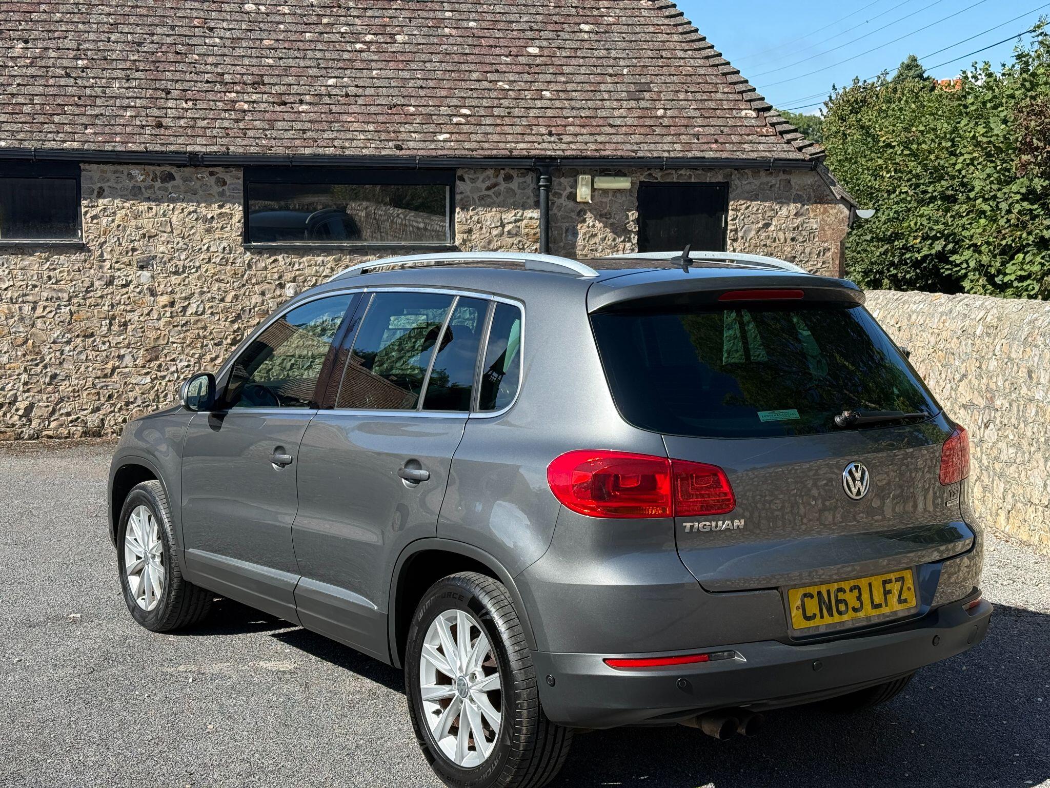 Volkswagen Tiguan view 4