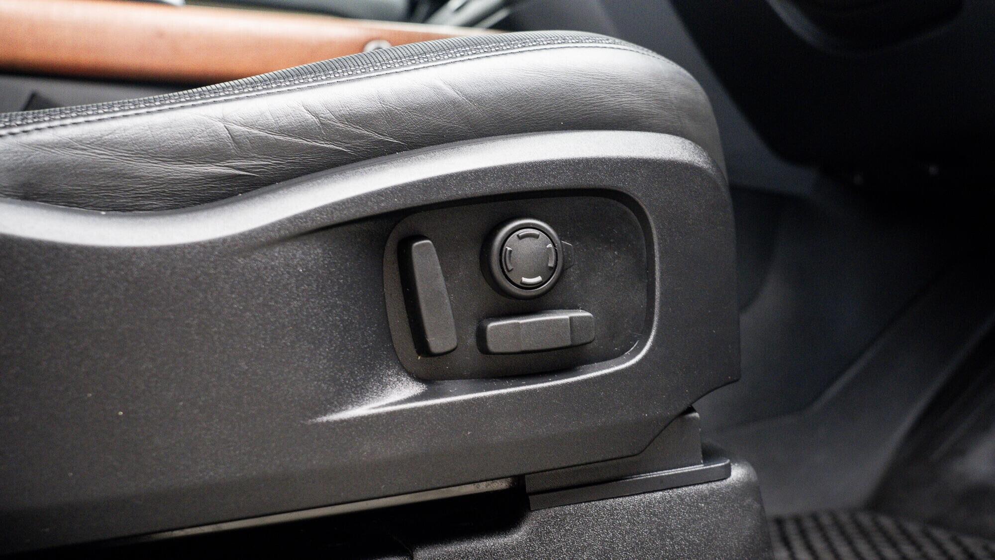 Land Rover Defender view 13