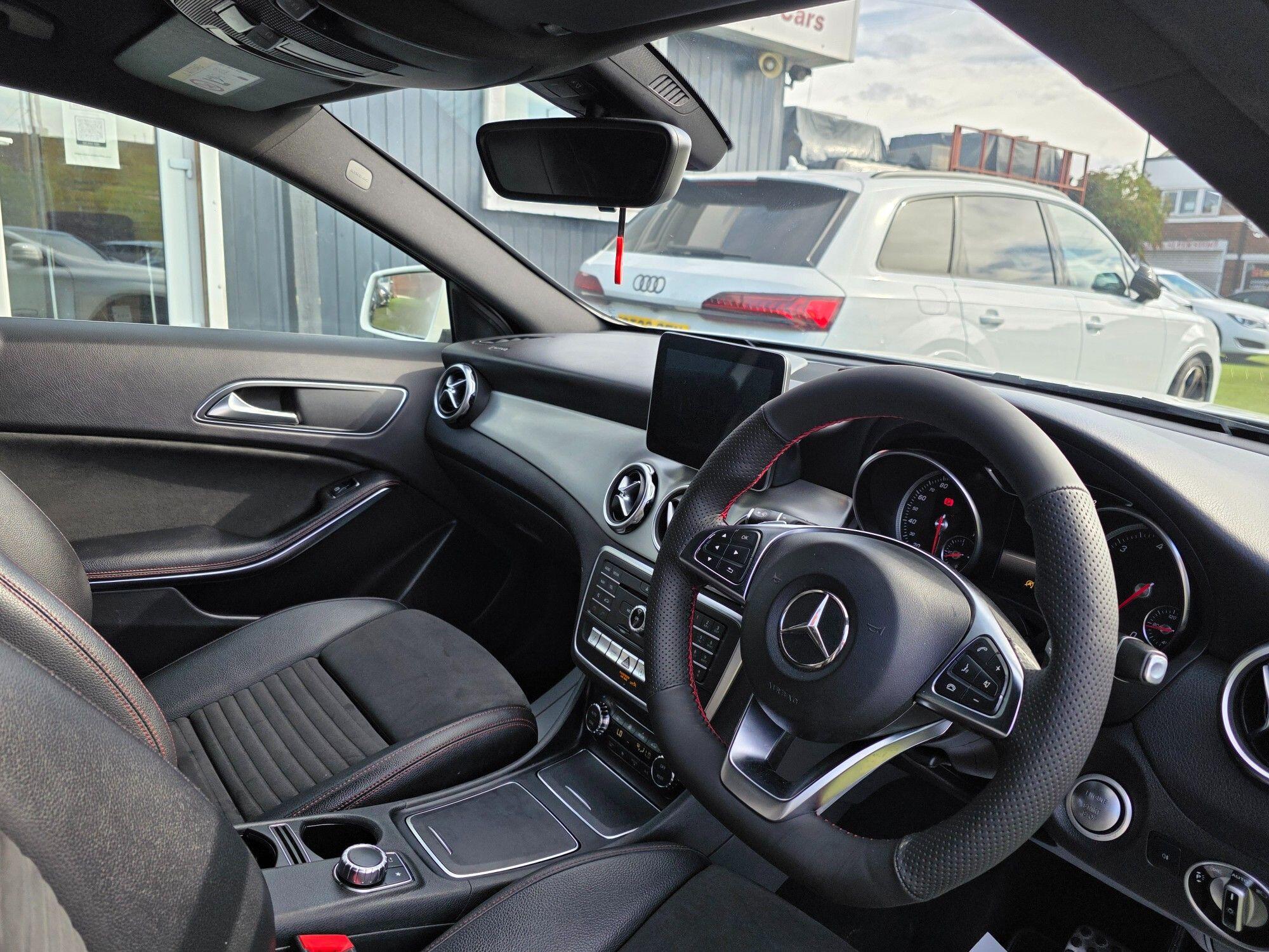 Mercedes-Benz Gla view 32