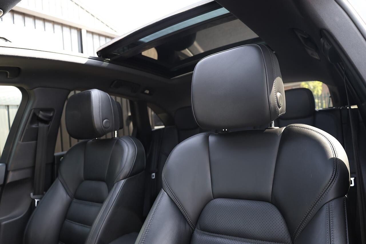 Porsche Macan view 11