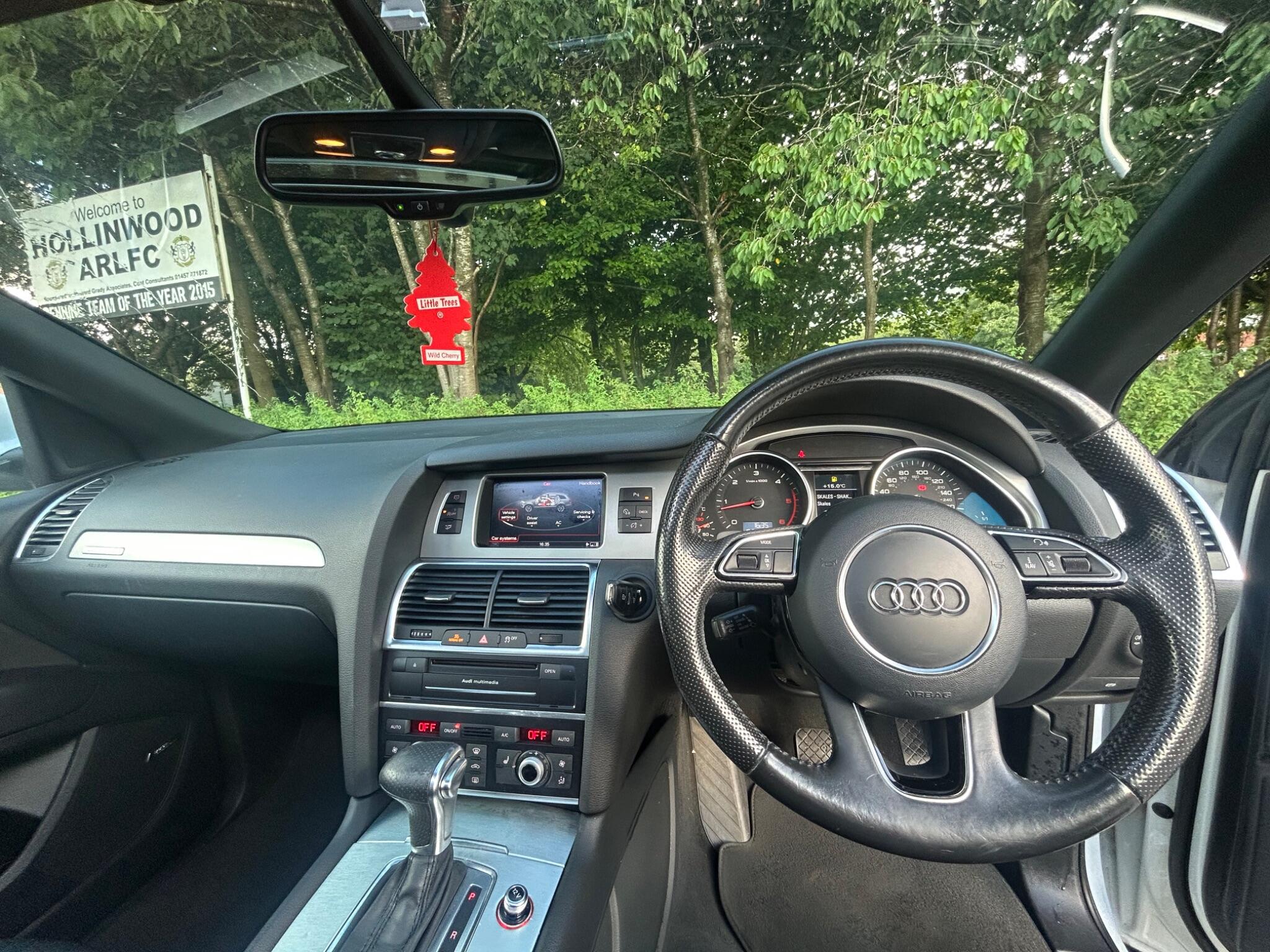 Audi Q7 view 16