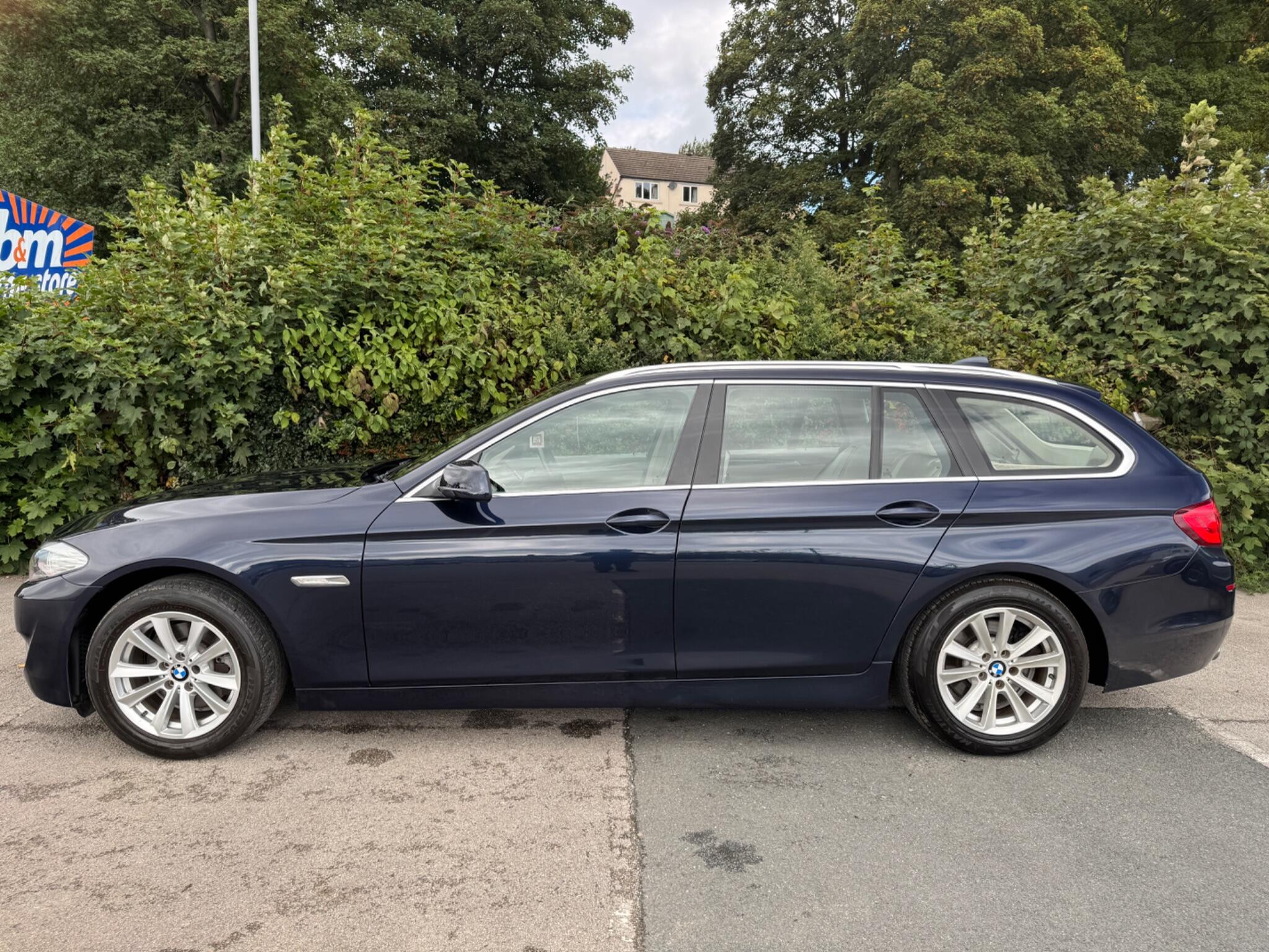 BMW 5 Series view 10