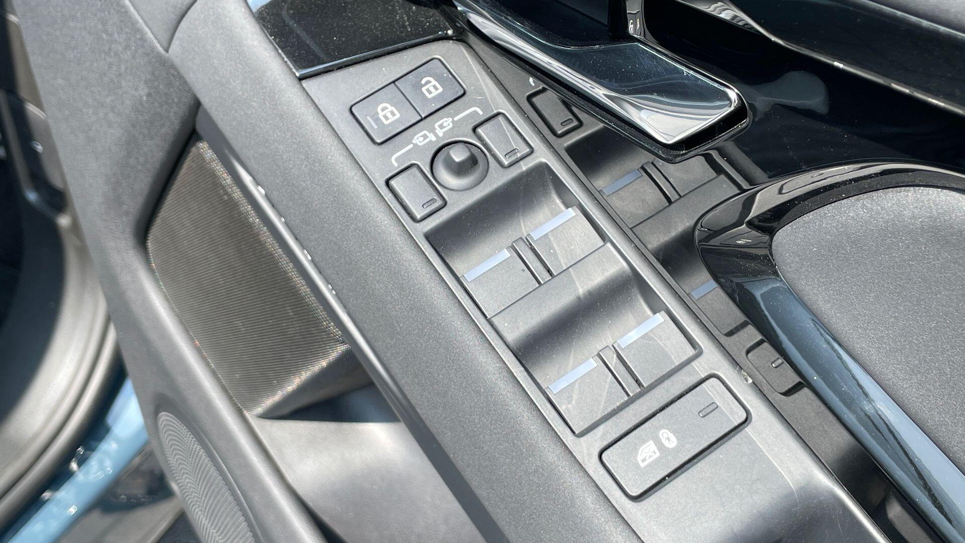 Land Rover Range Rover Evoque view 25
