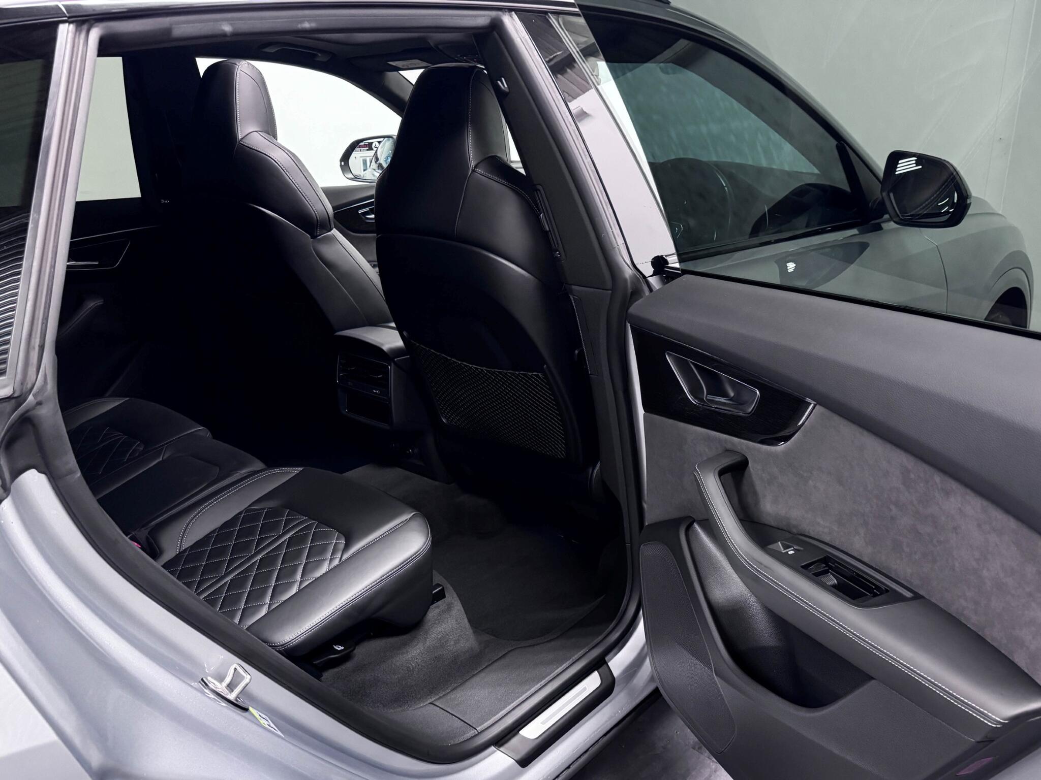 Audi SQ8 view 31