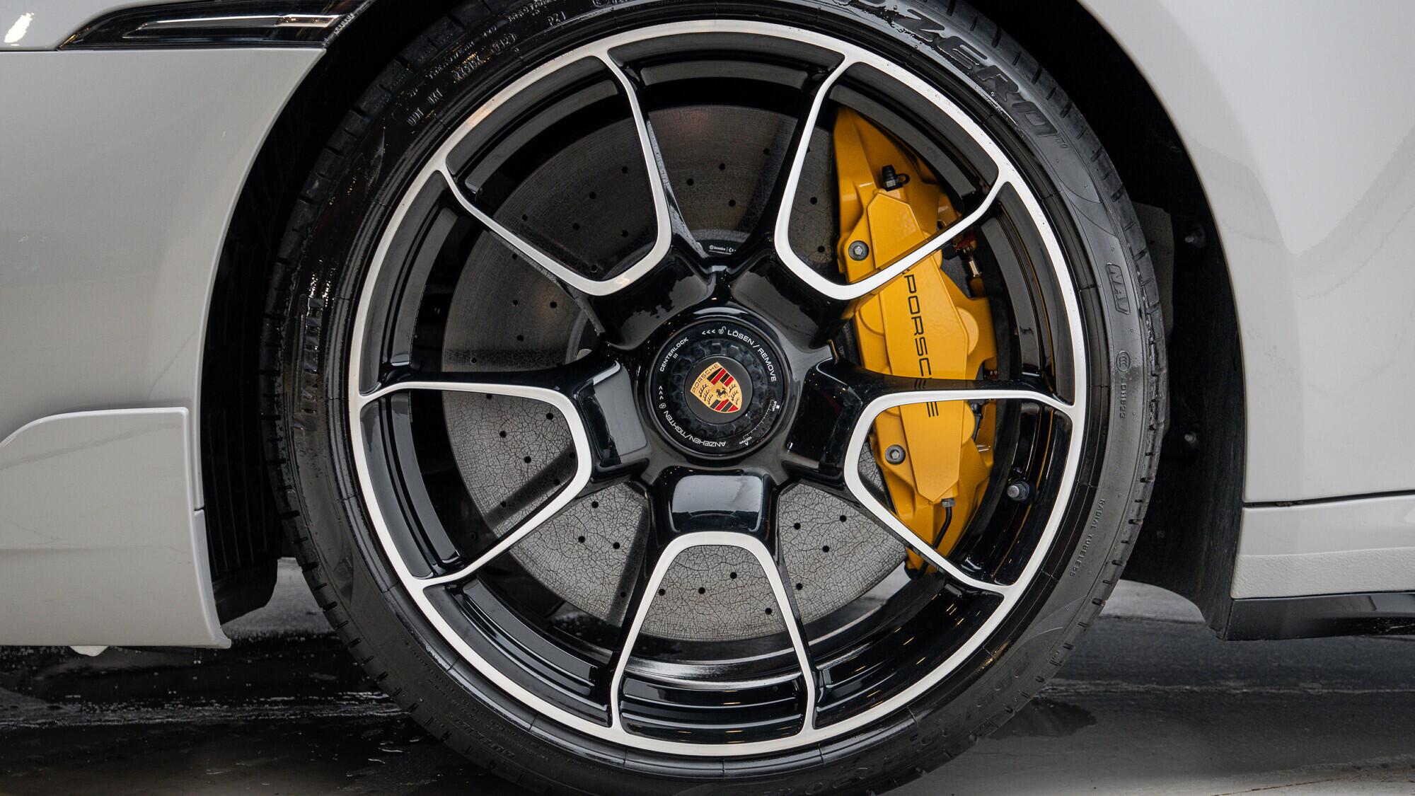 Porsche 911 view 16