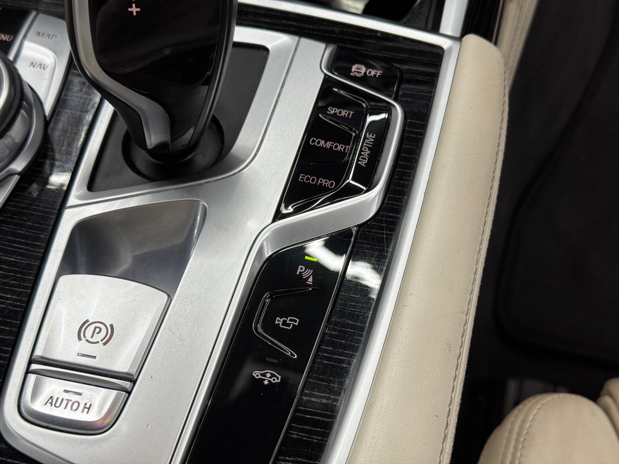 BMW 7 Series view 26