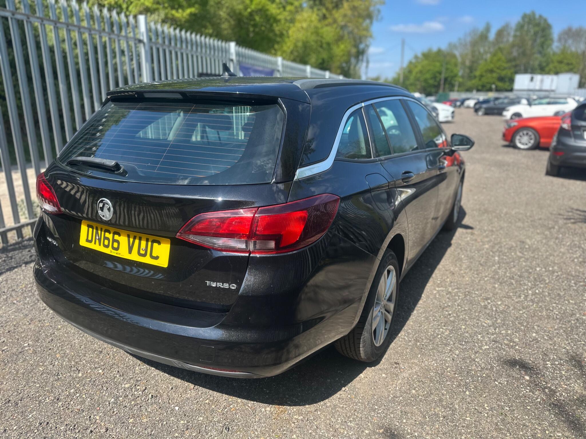 2016 Vauxhall Astra image 8