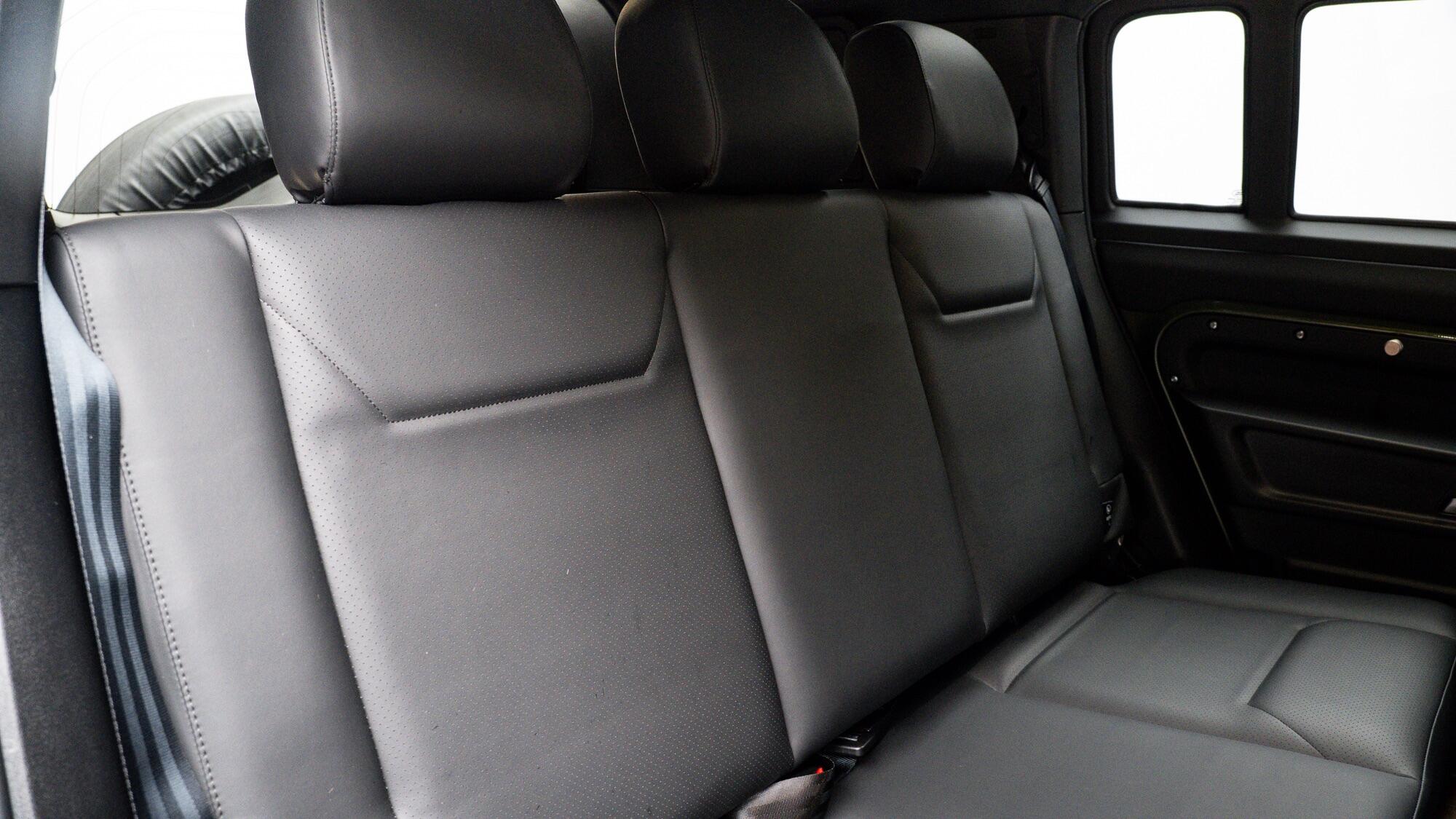 Land Rover Defender 110 view 4