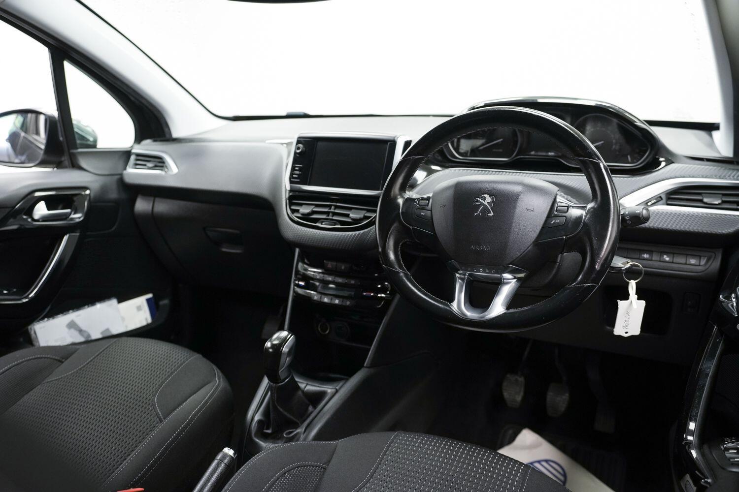 Peugeot 208 view 5