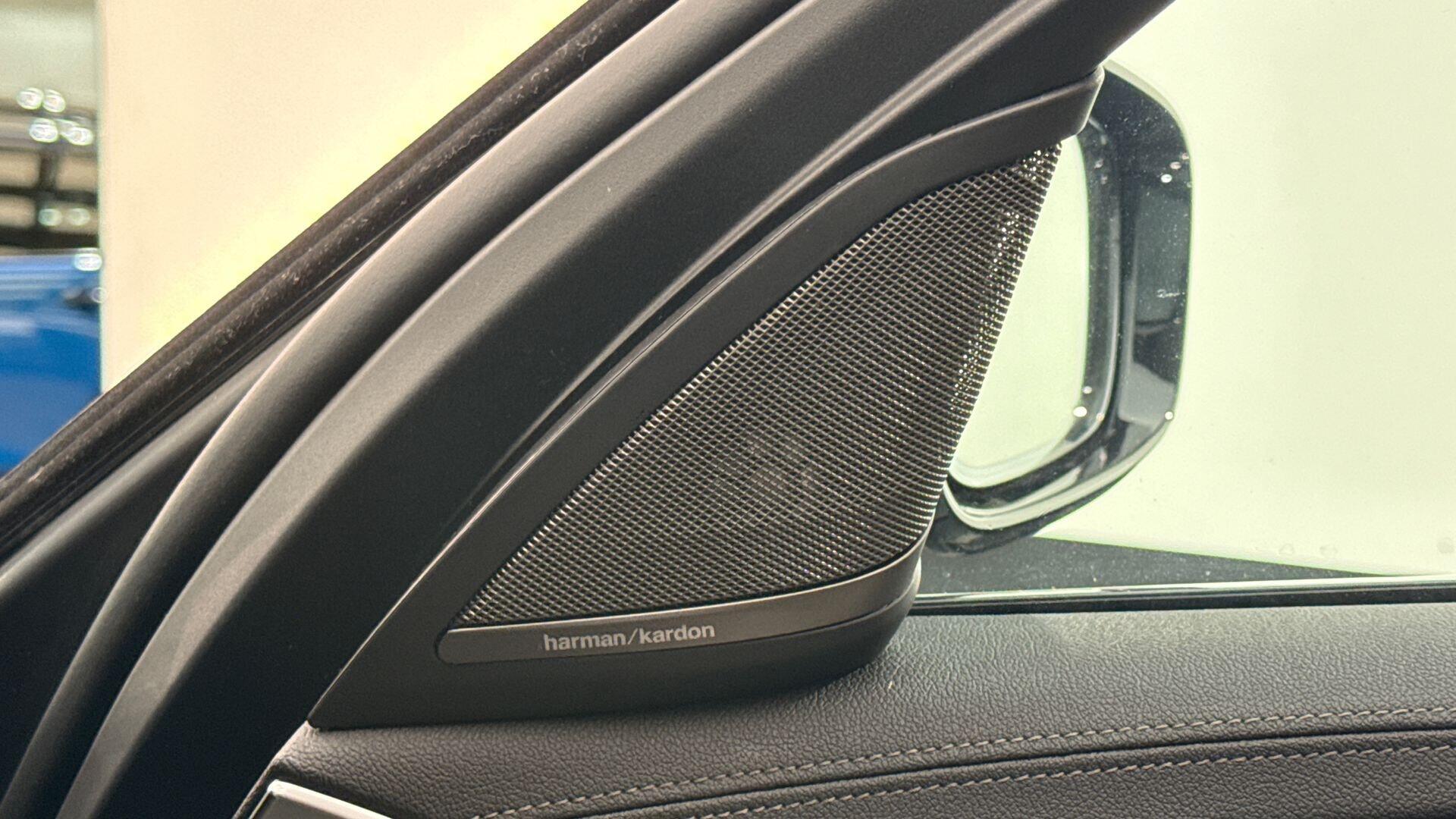 BMW 5 Series view 21