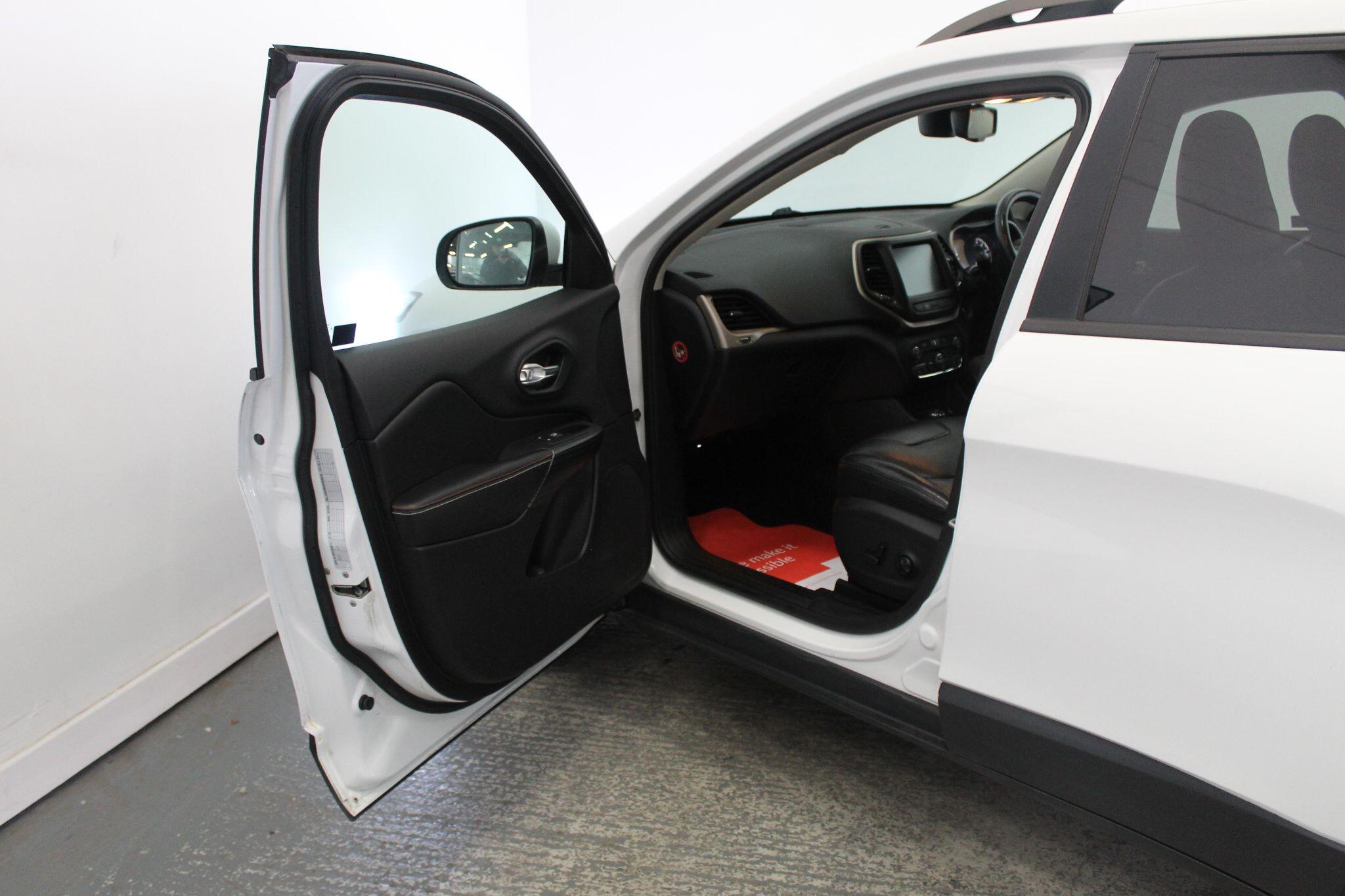 Jeep Cherokee view 30
