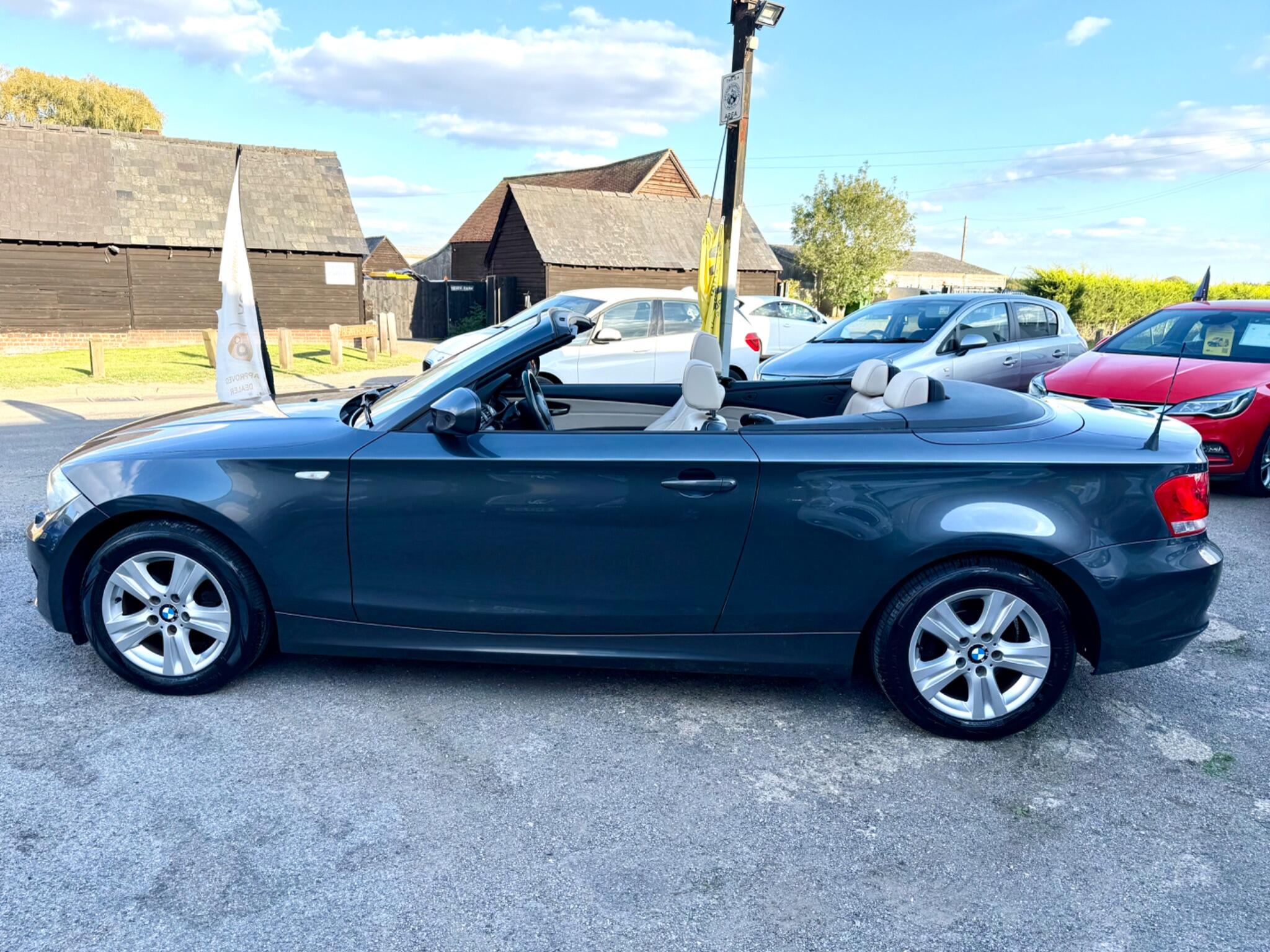 2012 BMW 1 Series image 12