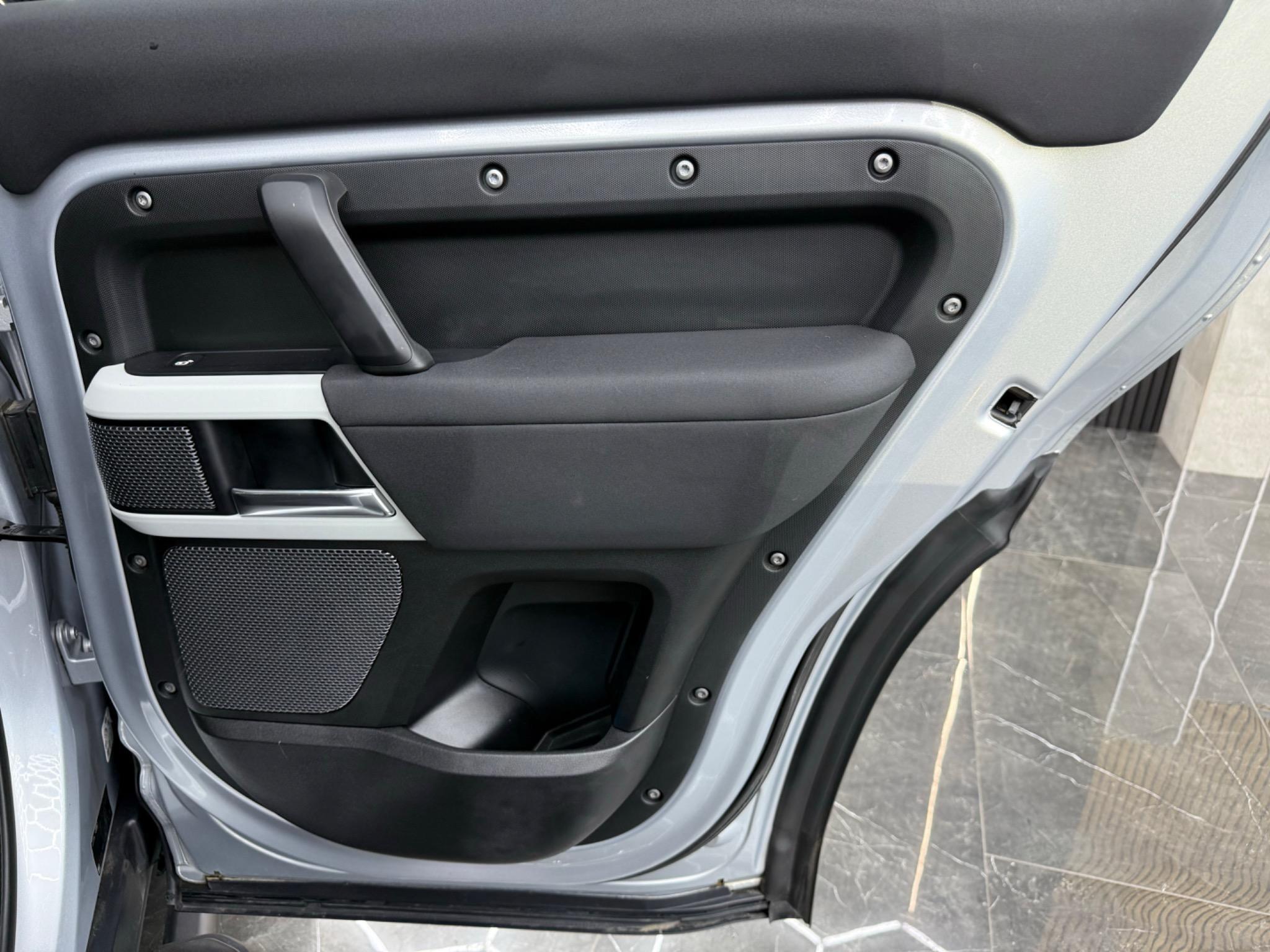 Land Rover Defender 110 view 42