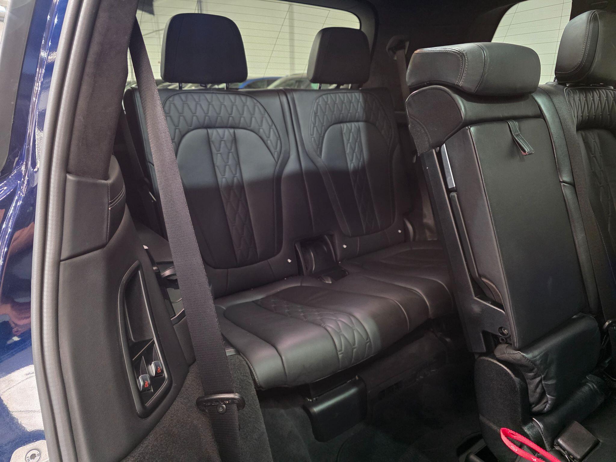 BMW X7 view 45