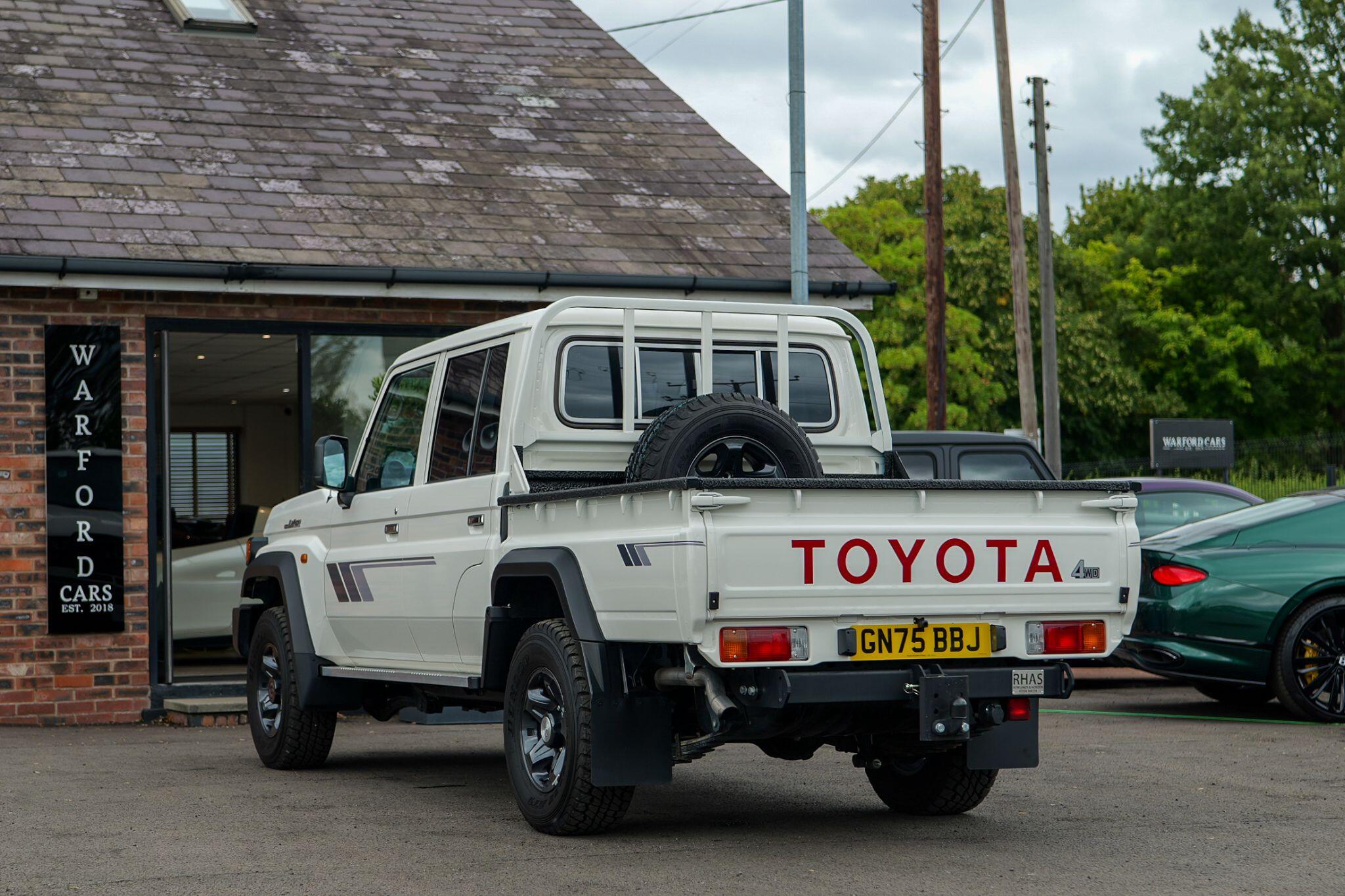Toyota Land Cruiser view 6