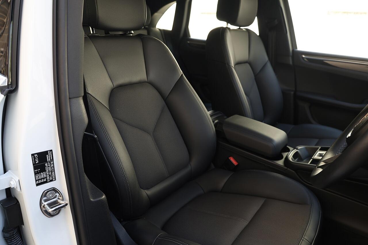 Porsche Macan view 11