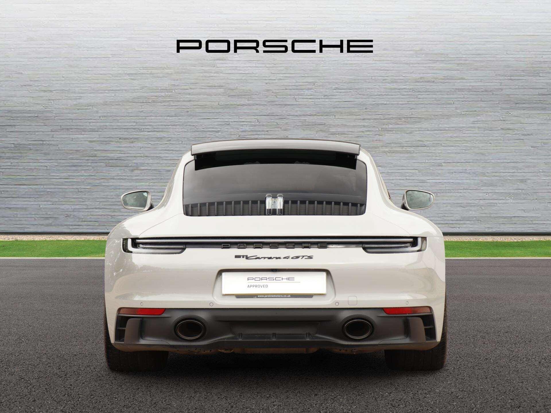 Porsche 911 view 8