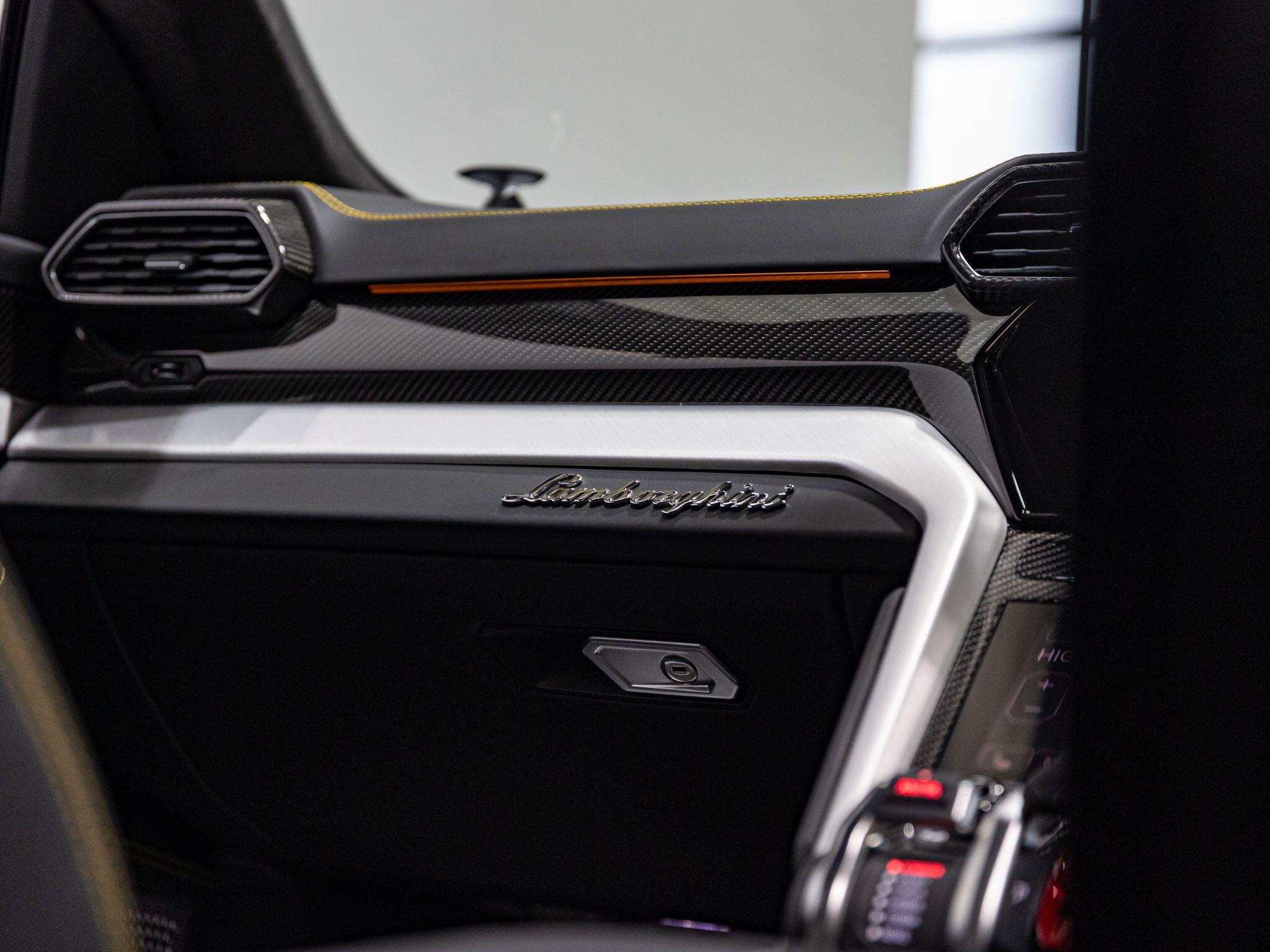 Lamborghini Urus view 23