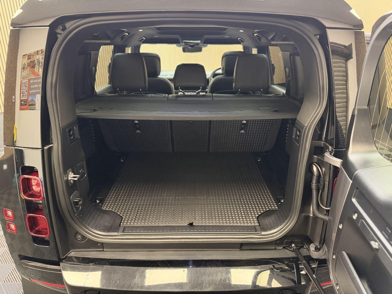 Land Rover Defender 110 view 18