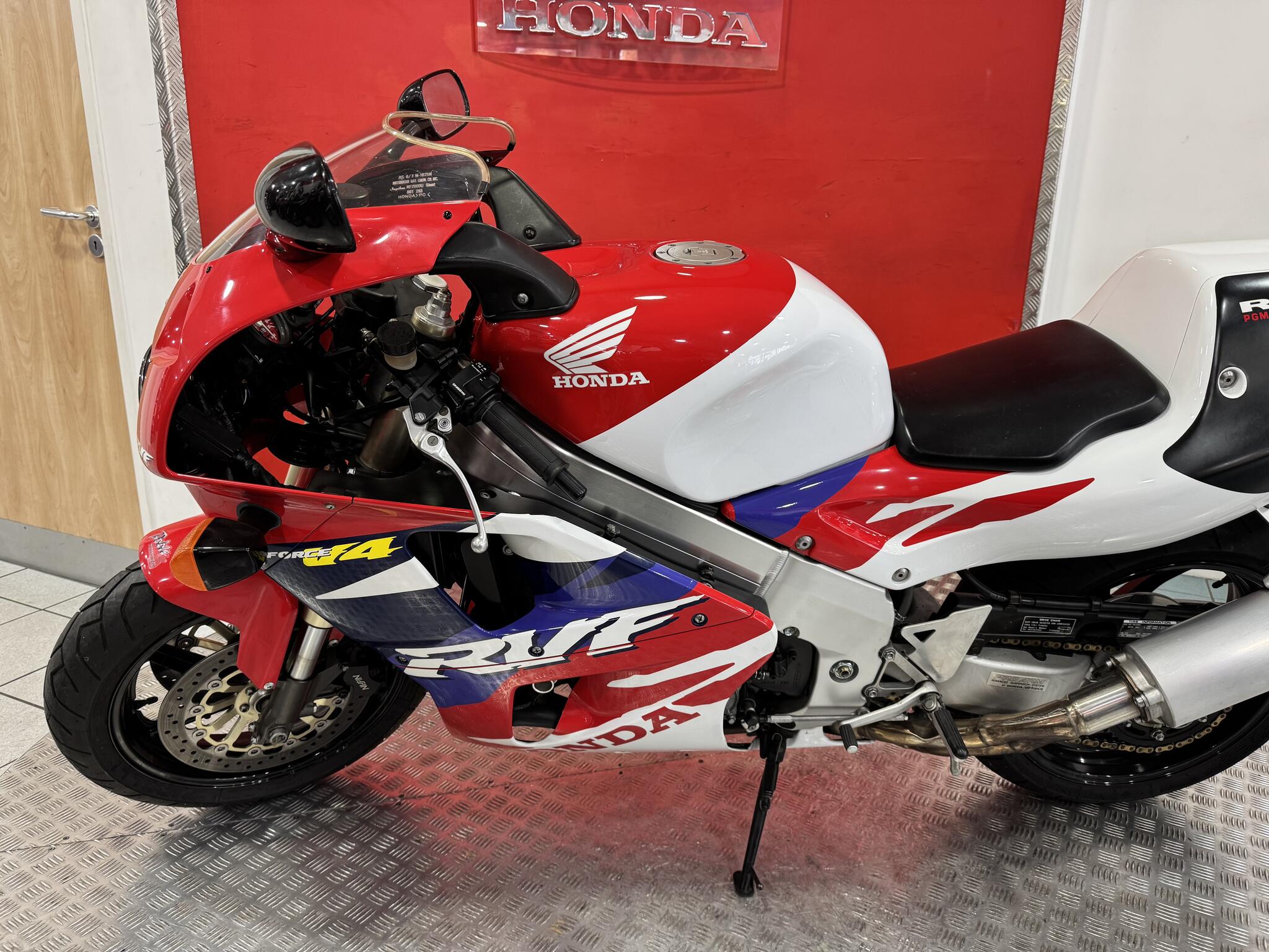 Honda RVF750 view 7