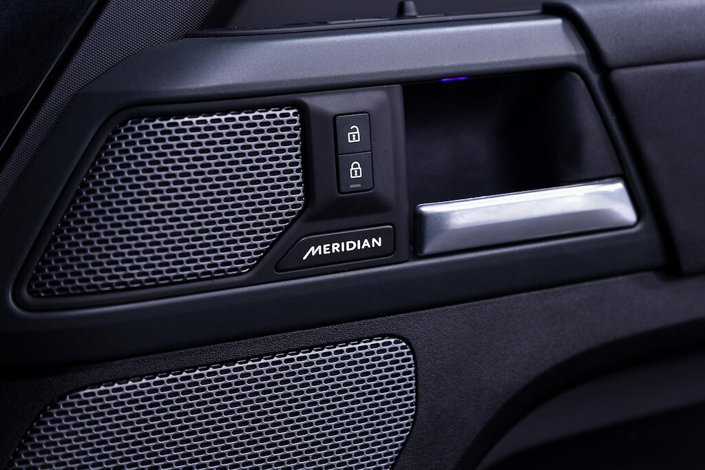 Land Rover Defender view 32