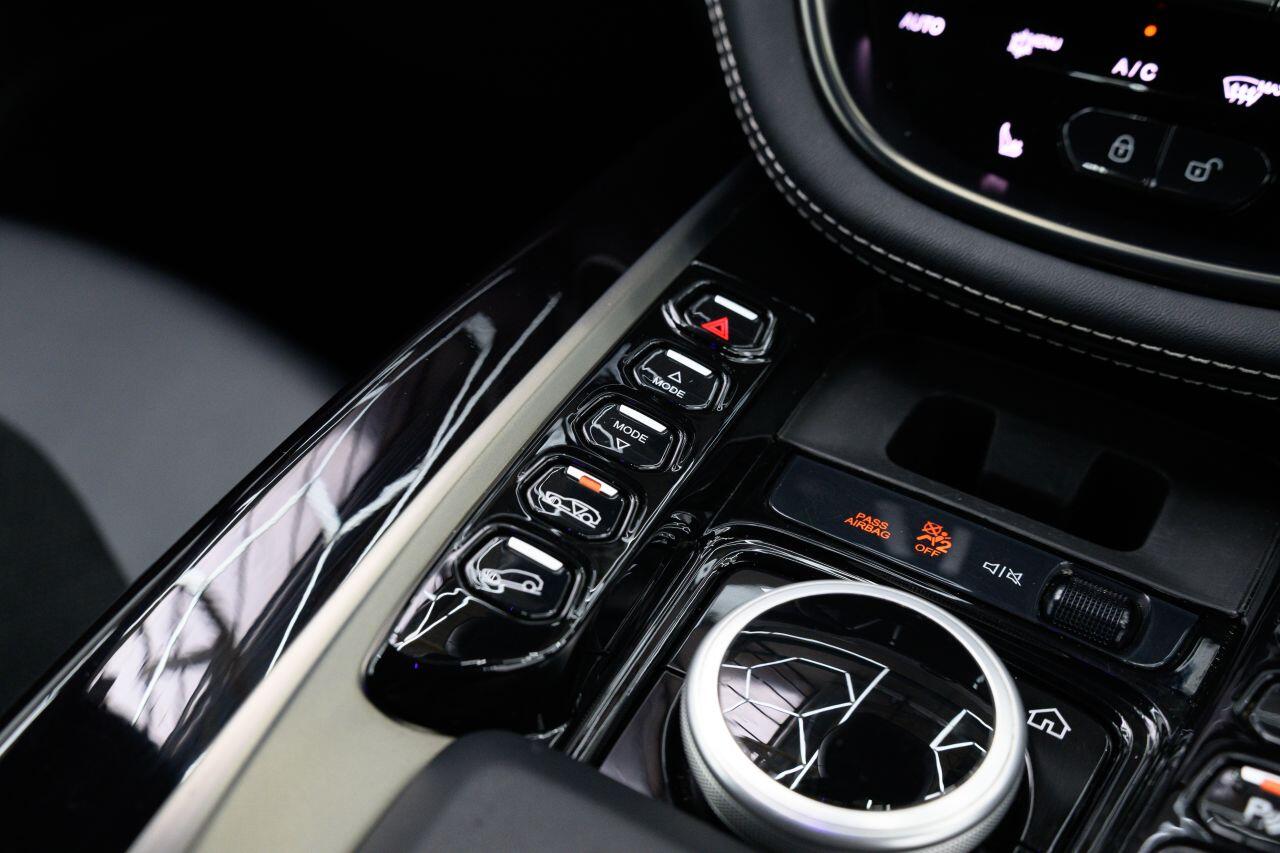 Aston Martin DBX view 48