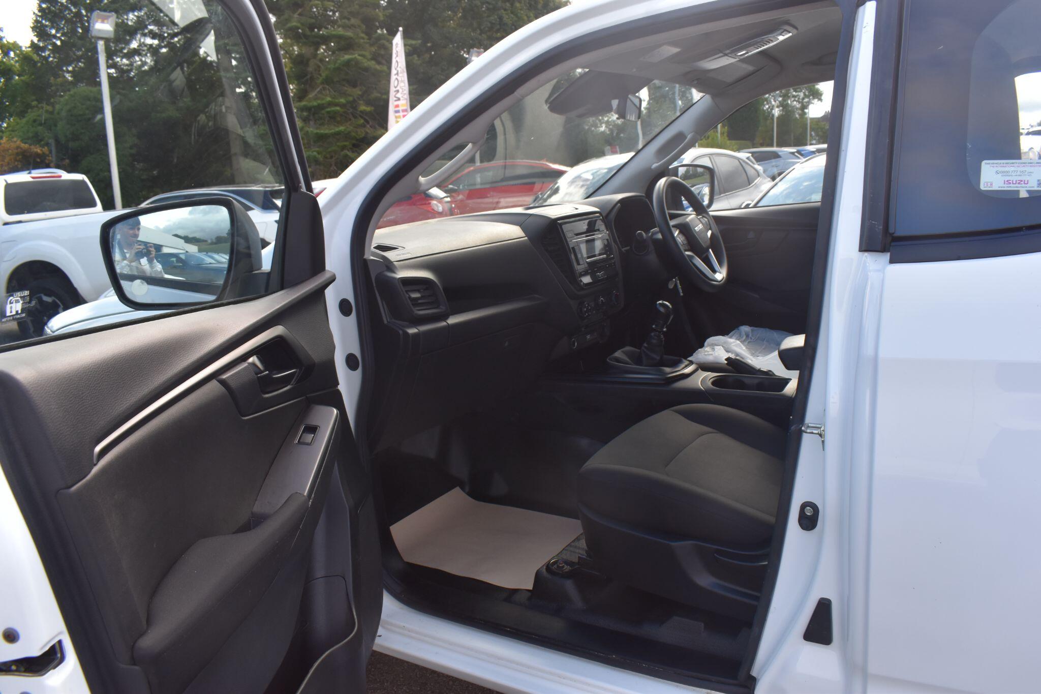 D-Max - 1.9 TD Utility 4WD Euro 6 (s/s) 2dr - Image 3