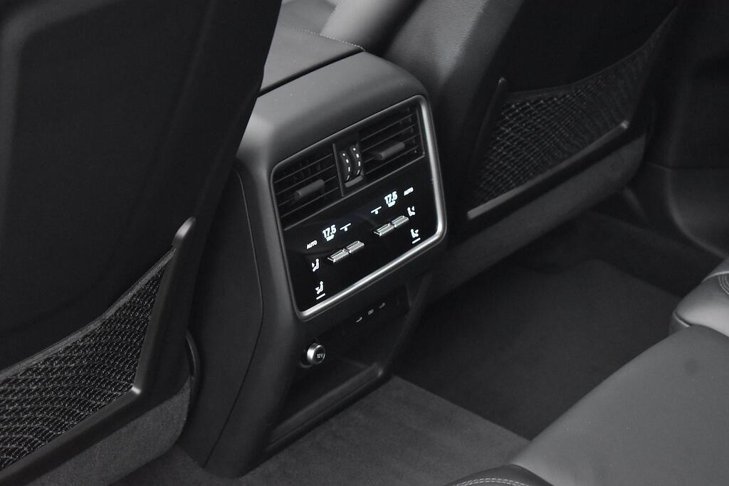 Porsche Cayenne view 56