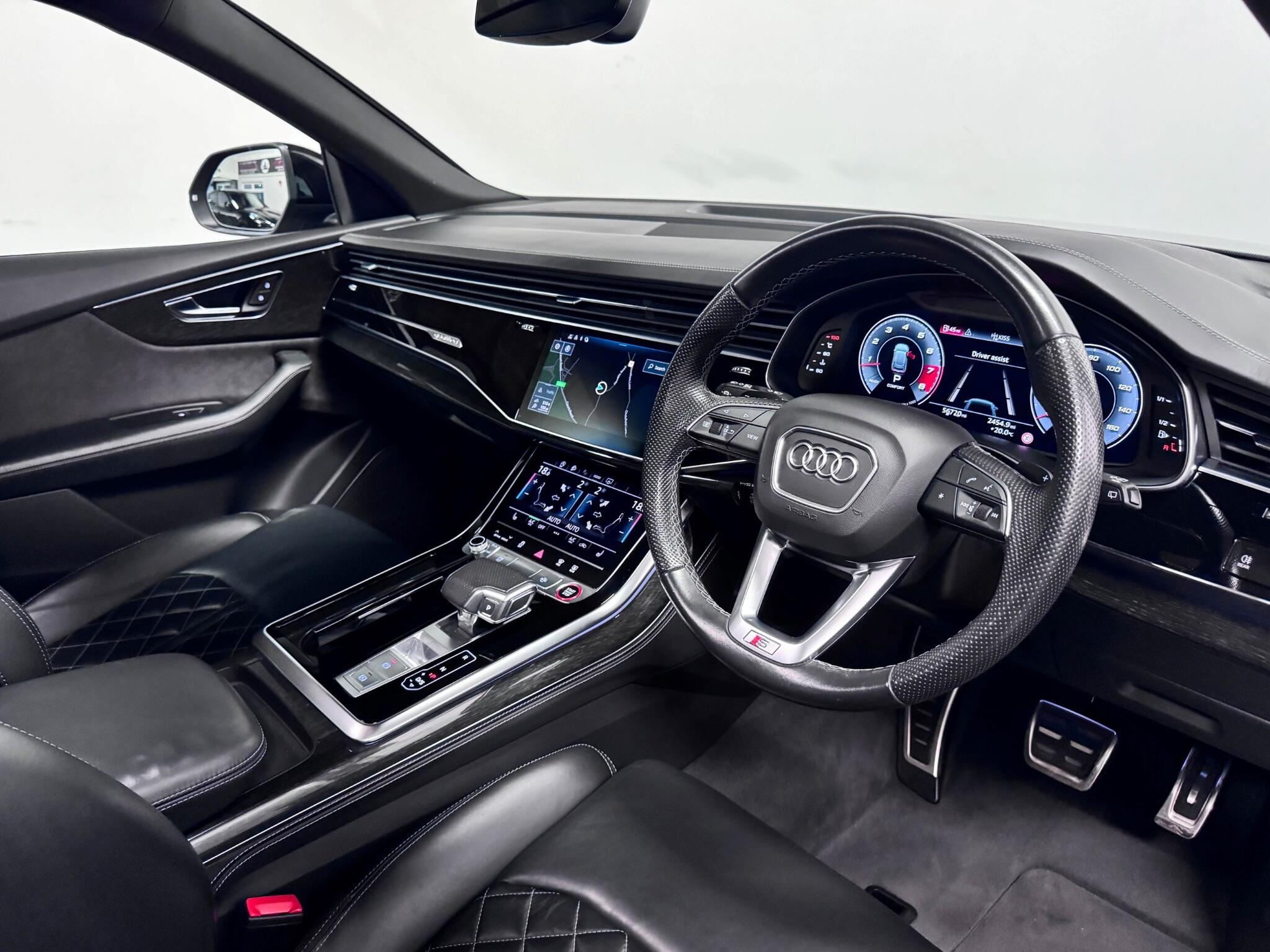 Audi SQ8 view 36